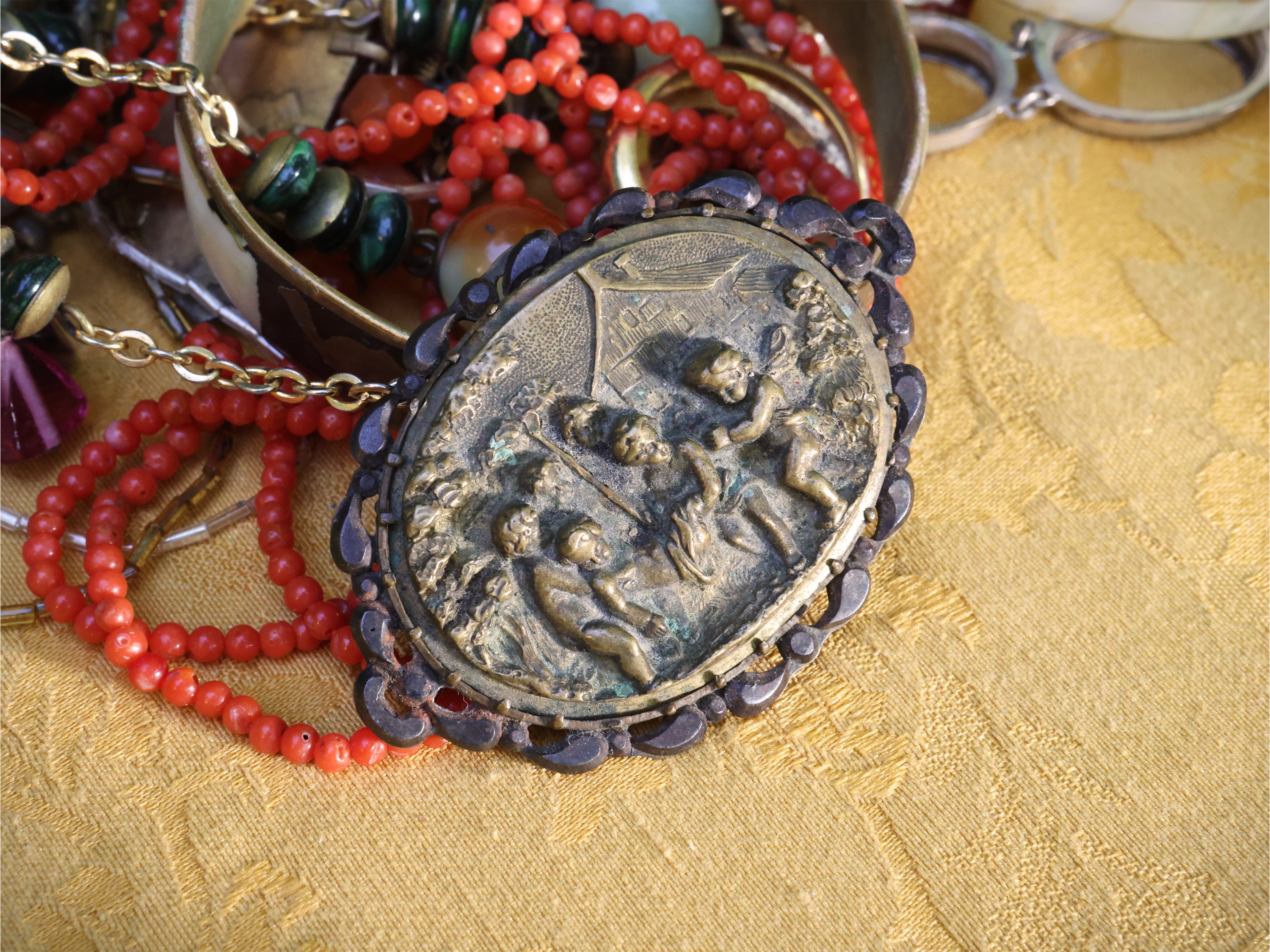 Miscellanea di bijoux, tra cui orologi, collane, bracciali, pendenti e spille