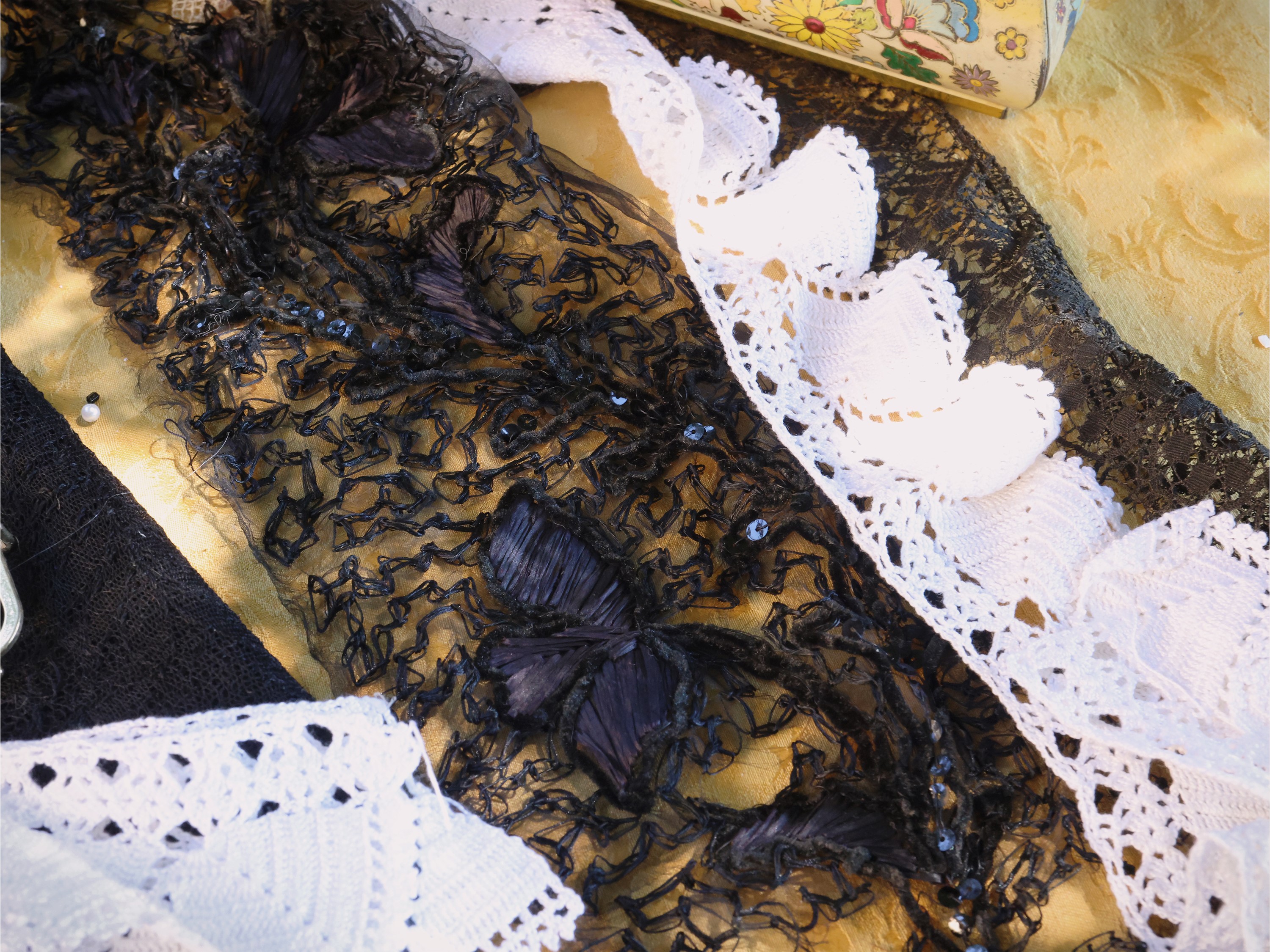 Set da cucito, assortimento di accessori, bottoni e scampoli di pizzi e merletti