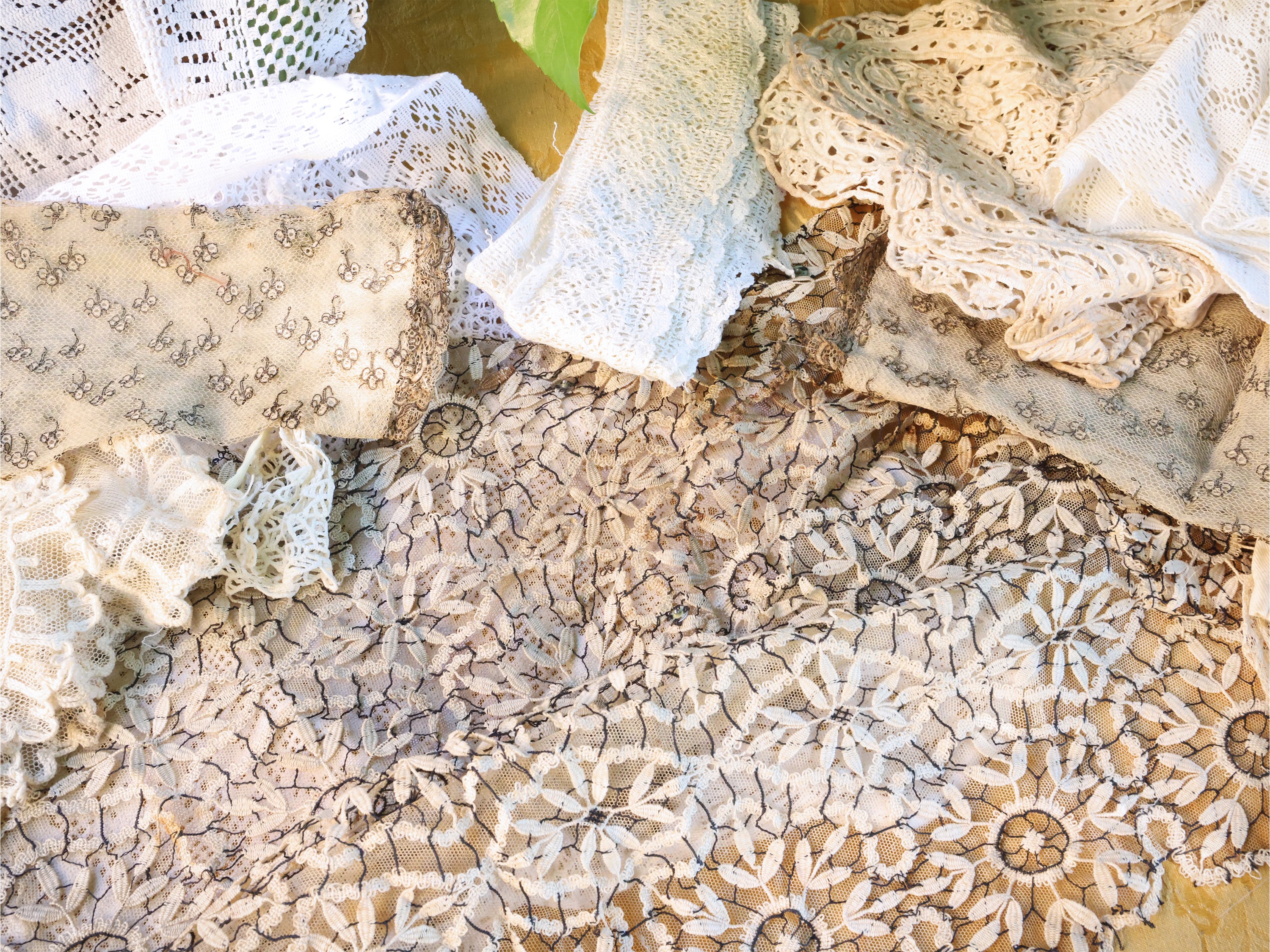 Set da cucito, assortimento di accessori, bottoni e scampoli di pizzi e merletti