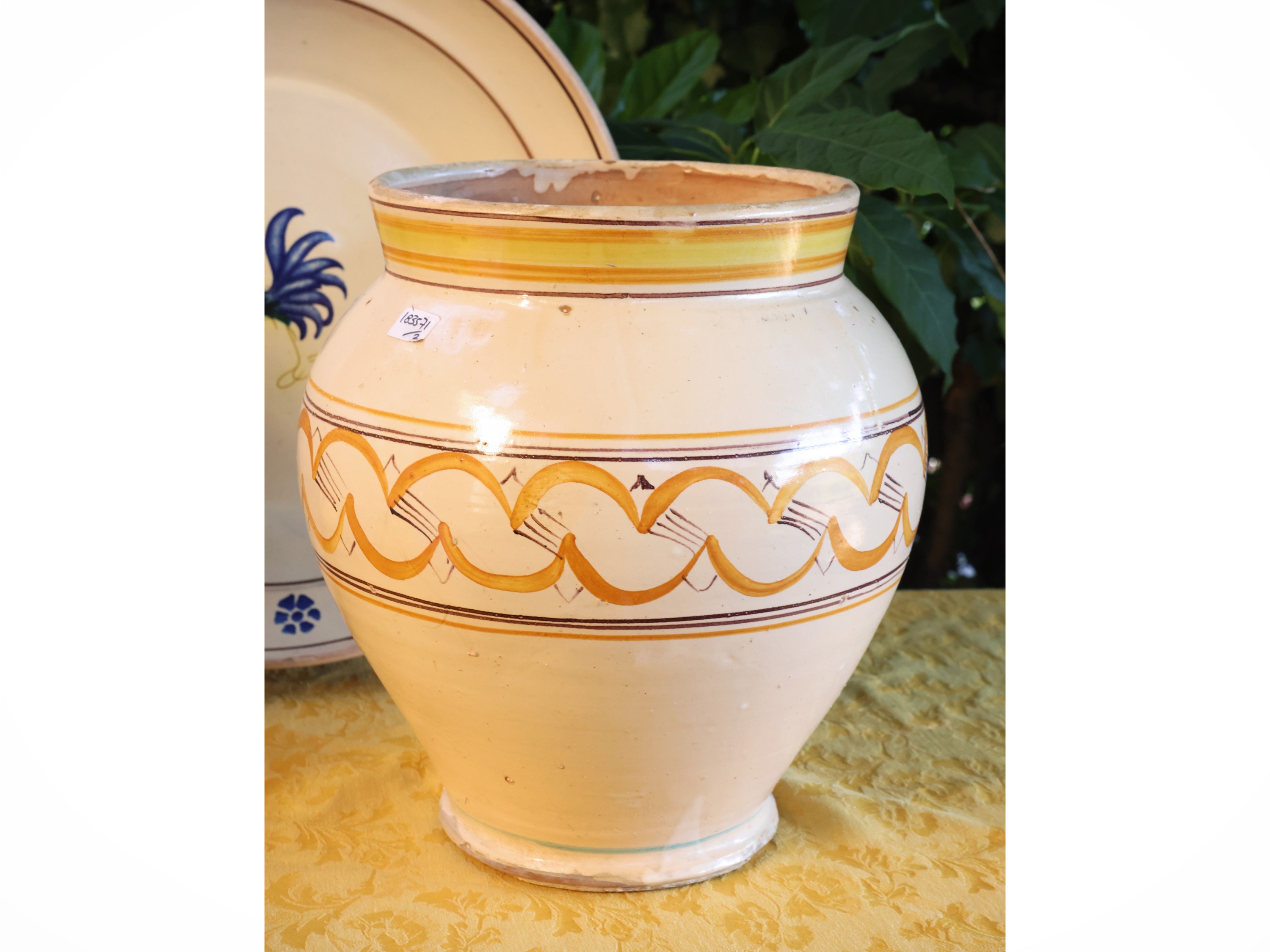 Due vasi in ceramica dipinti, decorazione policroma
