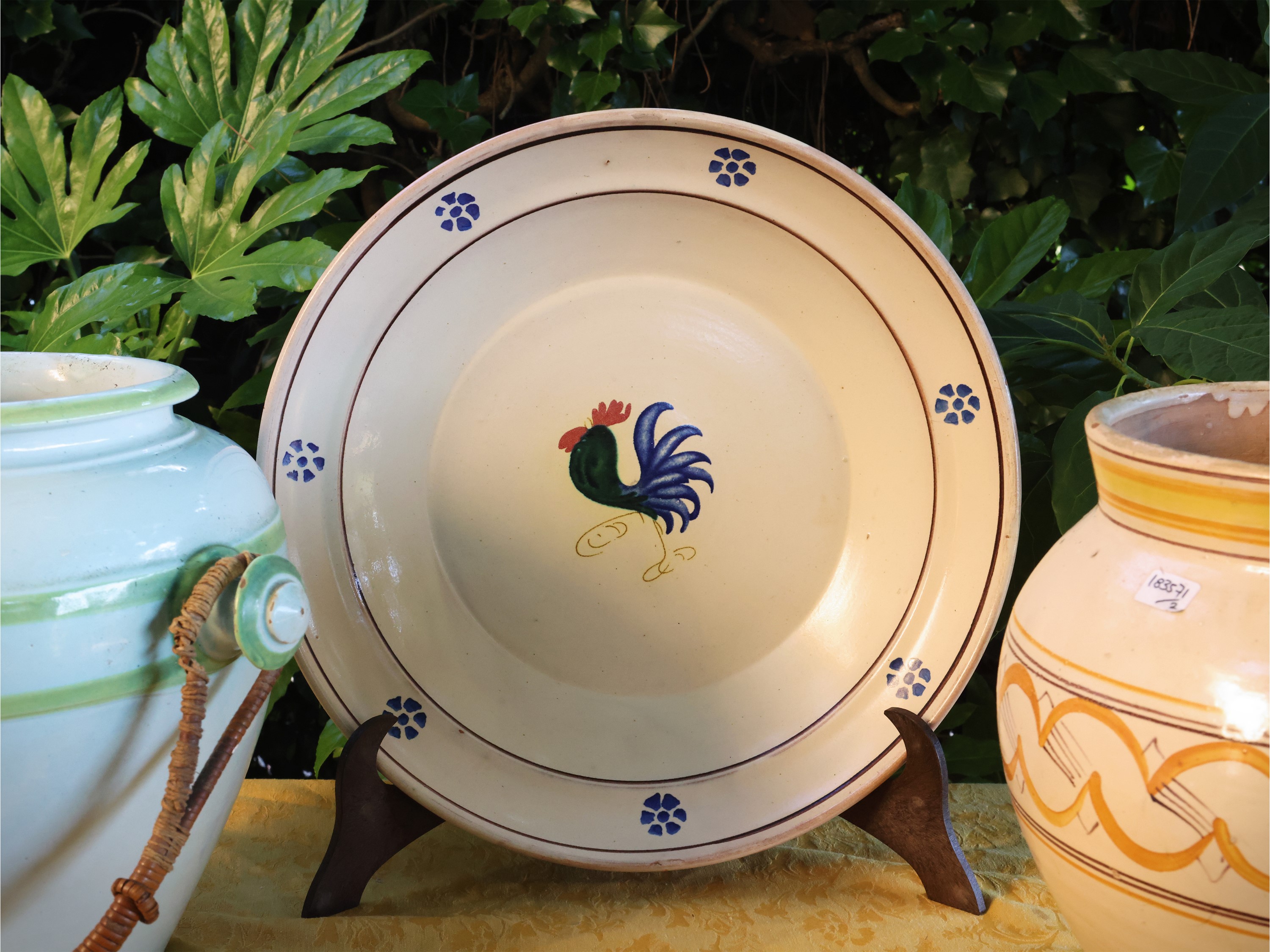 Due vasi in ceramica dipinti, decorazione policroma