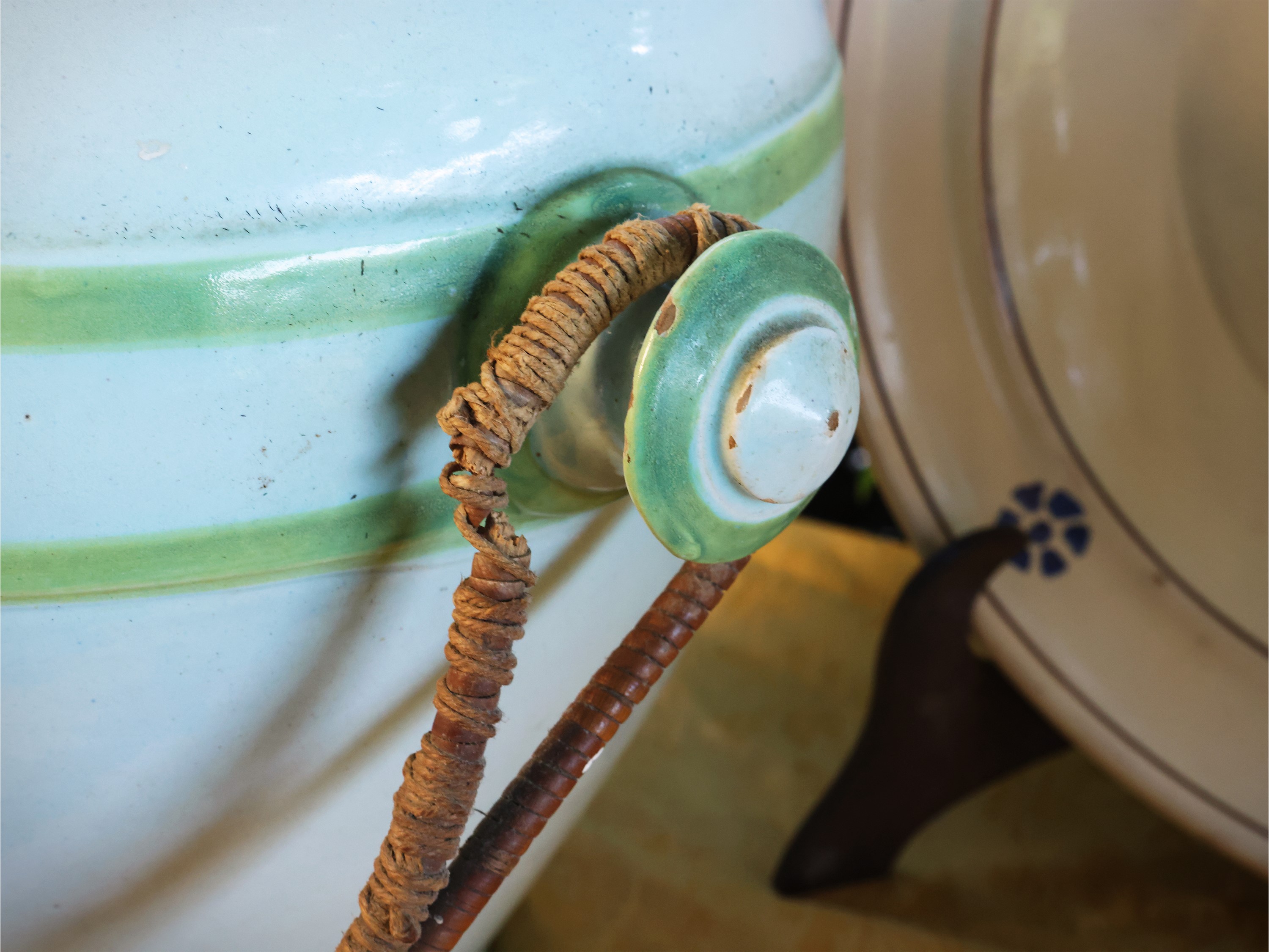 Due vasi in ceramica dipinti, decorazione policroma