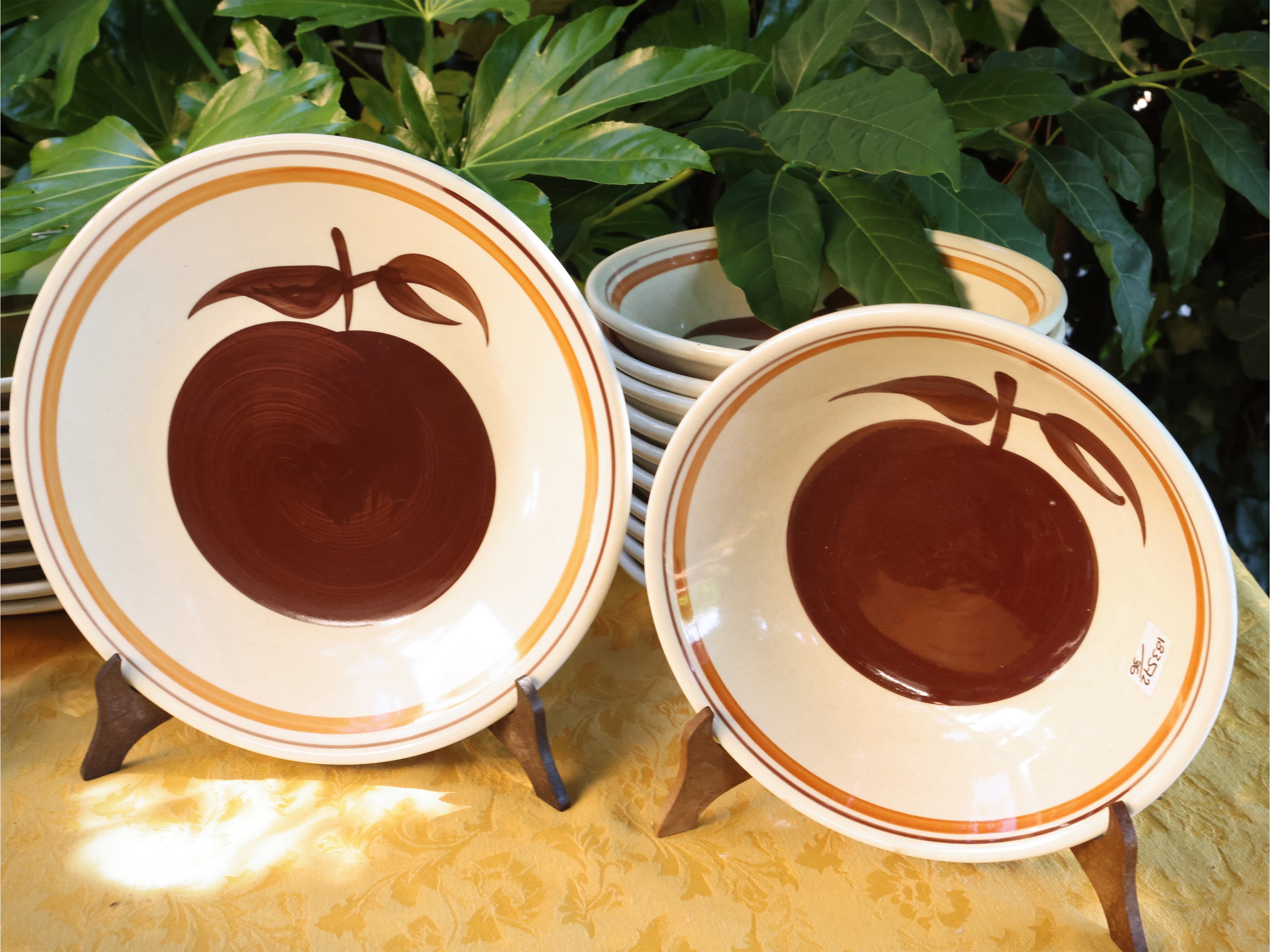 Manifattura Sangallo, Servizio da giardino in ceramica (piatti, insalatiera e vassoi)