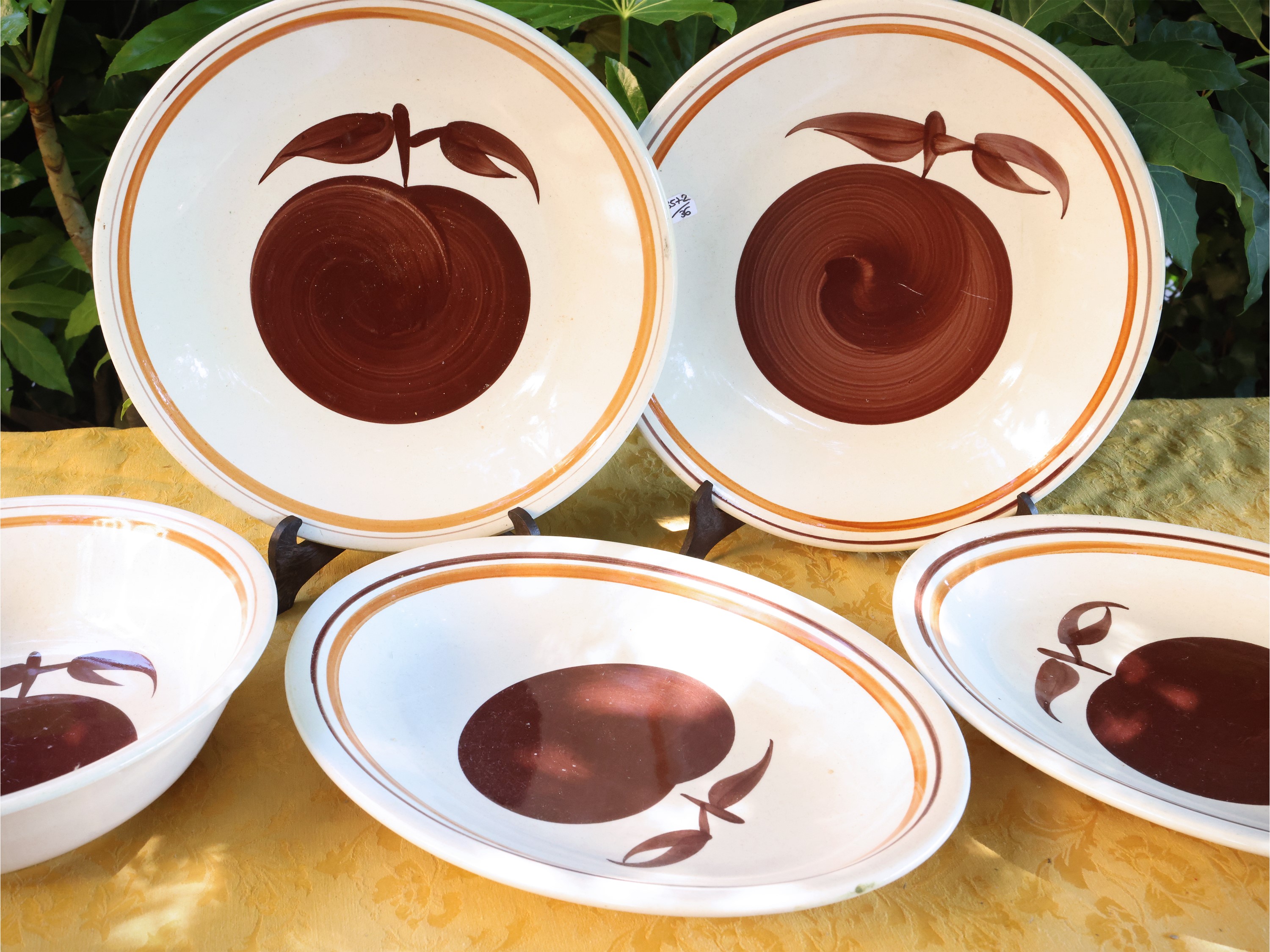 Manifattura Sangallo, Servizio da giardino in ceramica (piatti, insalatiera e vassoi)