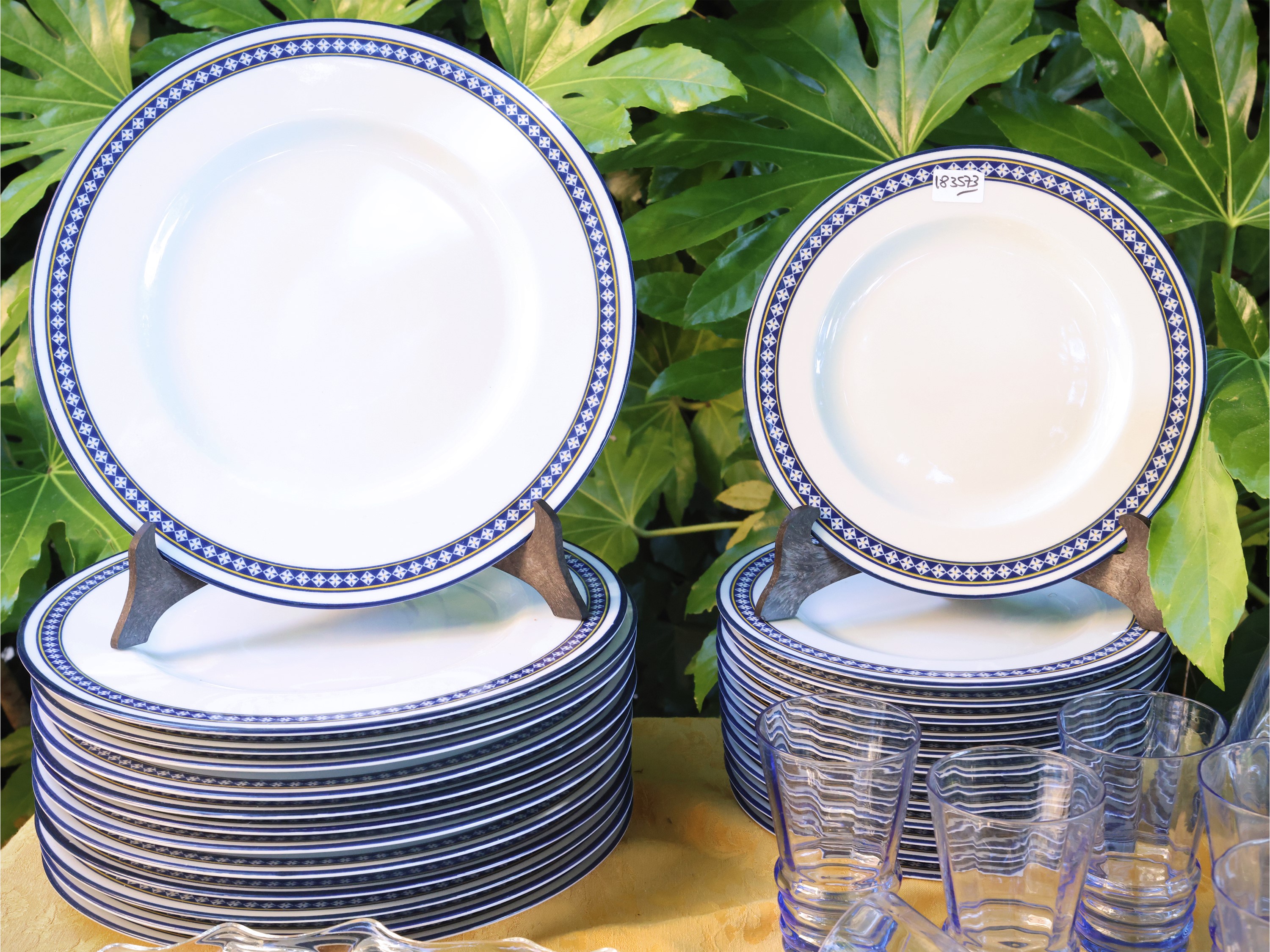 Set da tavola moderno, porcellana Tognana con accessori in vetro e centrotavola