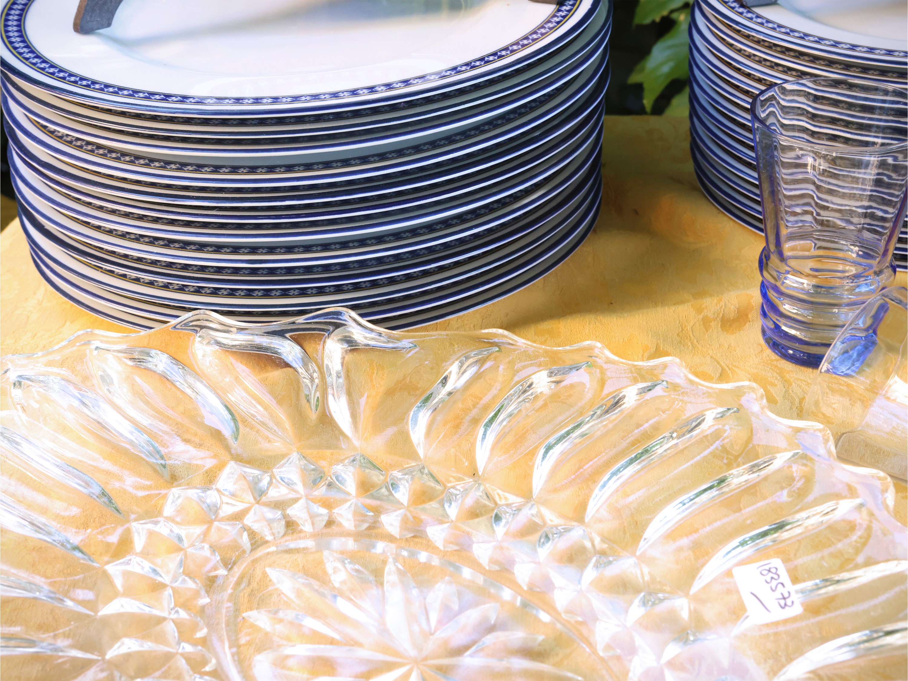 Set da tavola moderno, porcellana Tognana con accessori in vetro e centrotavola