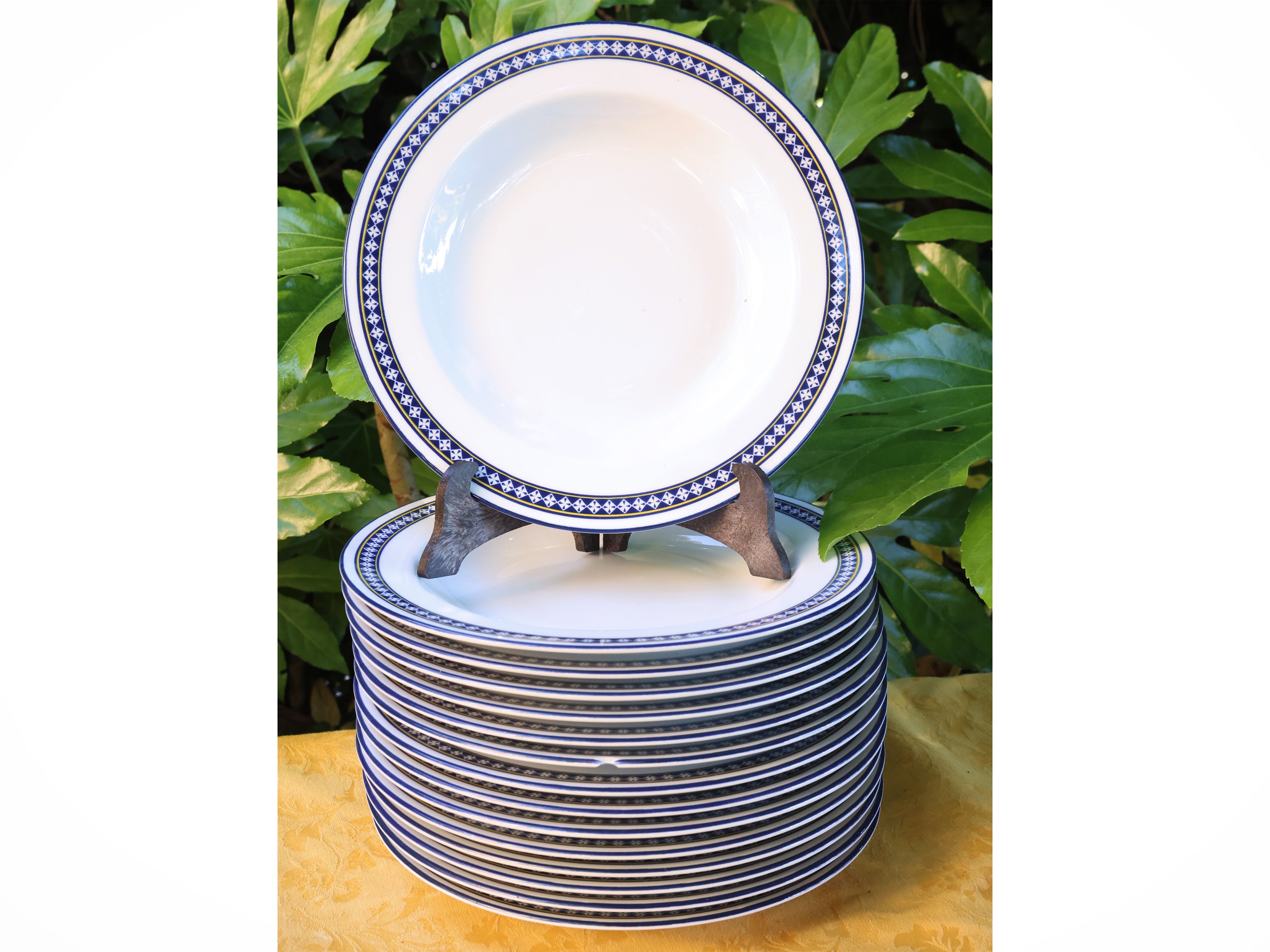 Set da tavola moderno, porcellana Tognana con accessori in vetro e centrotavola
