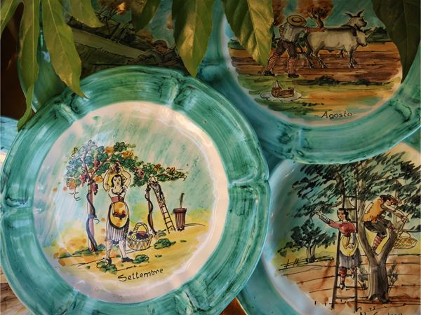 Serie di sei piatti decorativi in ceramica smaltata
