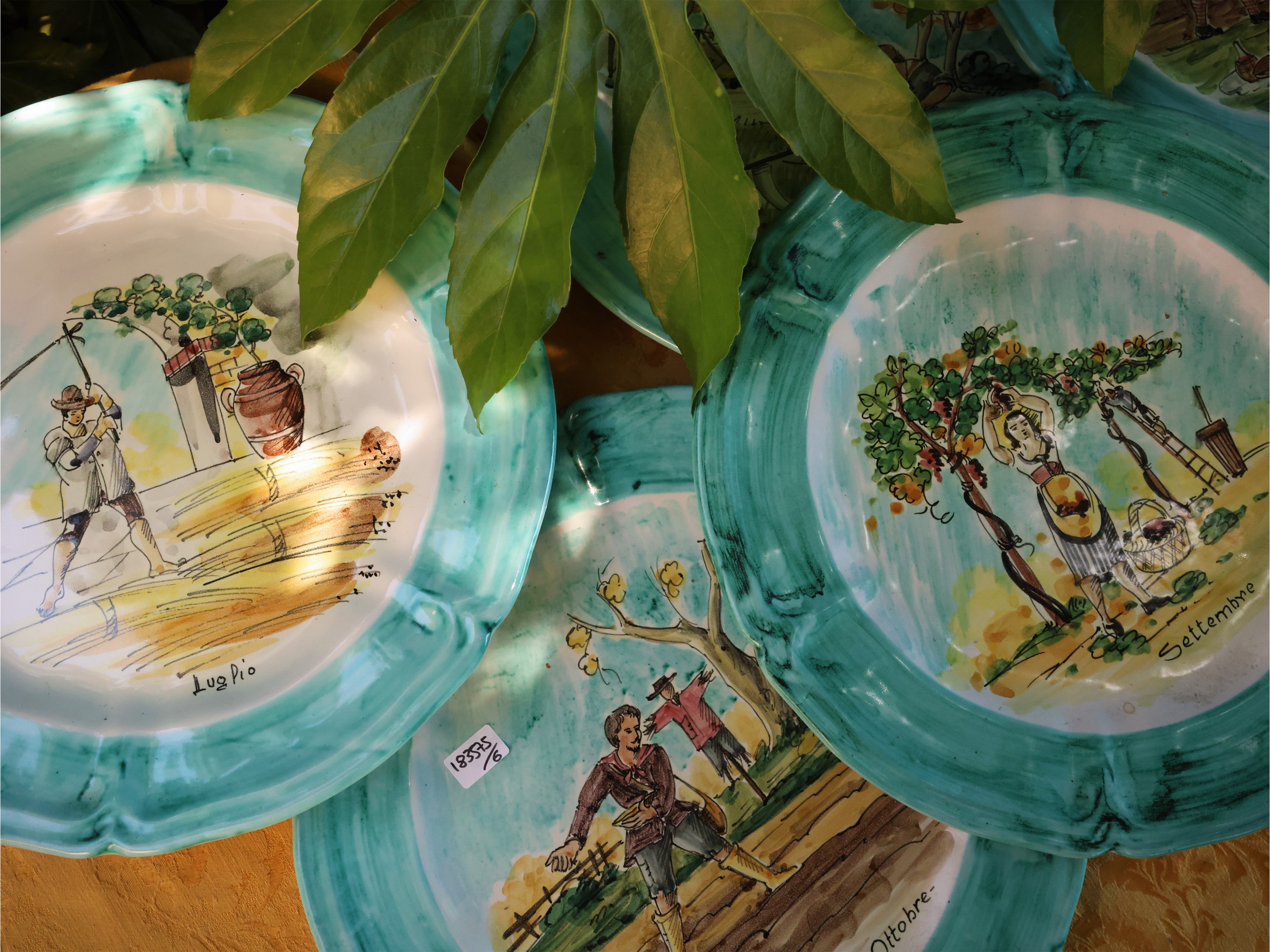 Serie di sei piatti decorativi, ceramica smaltata dipinta con i mesi