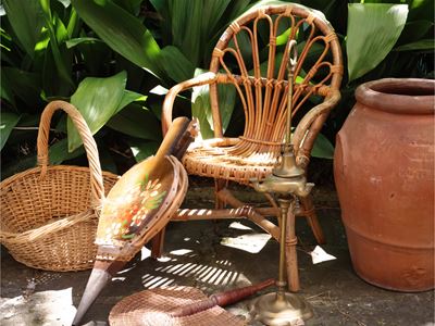 Lotto di arredi rustici con poltroncina da bambino in vimini e accessori d’epoca da camino