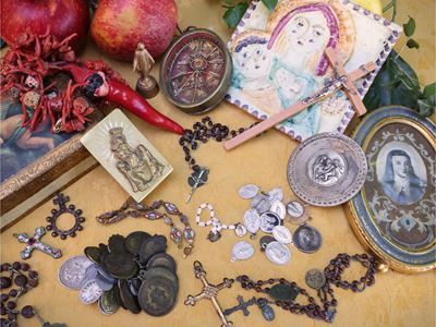 Curiosità devozionali, rosari, immagini votive, medaglie e pendenti