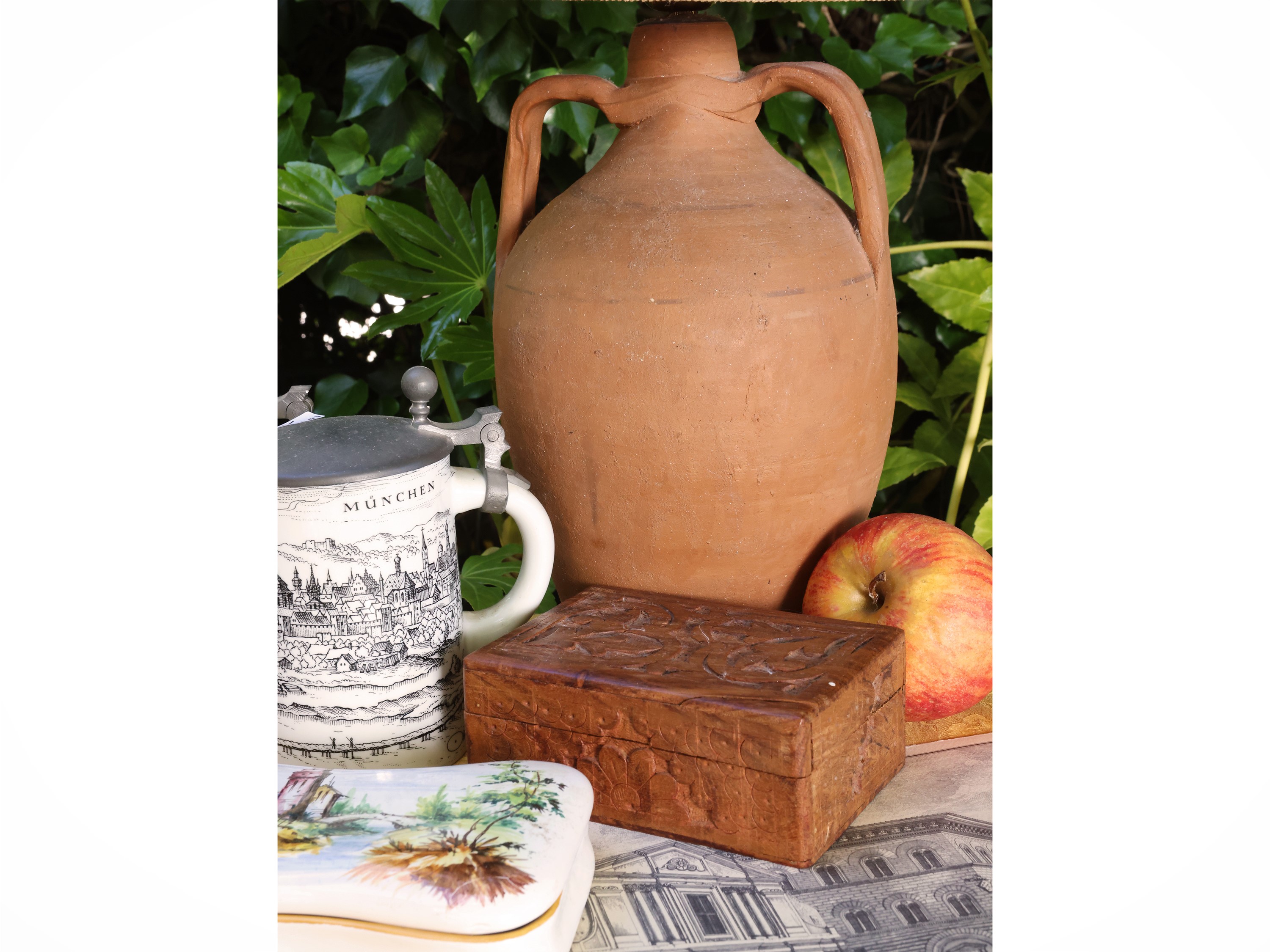 Lume in terracotta con paralume e oggetti di antiquariato, composto da scatoline in legno e porce...