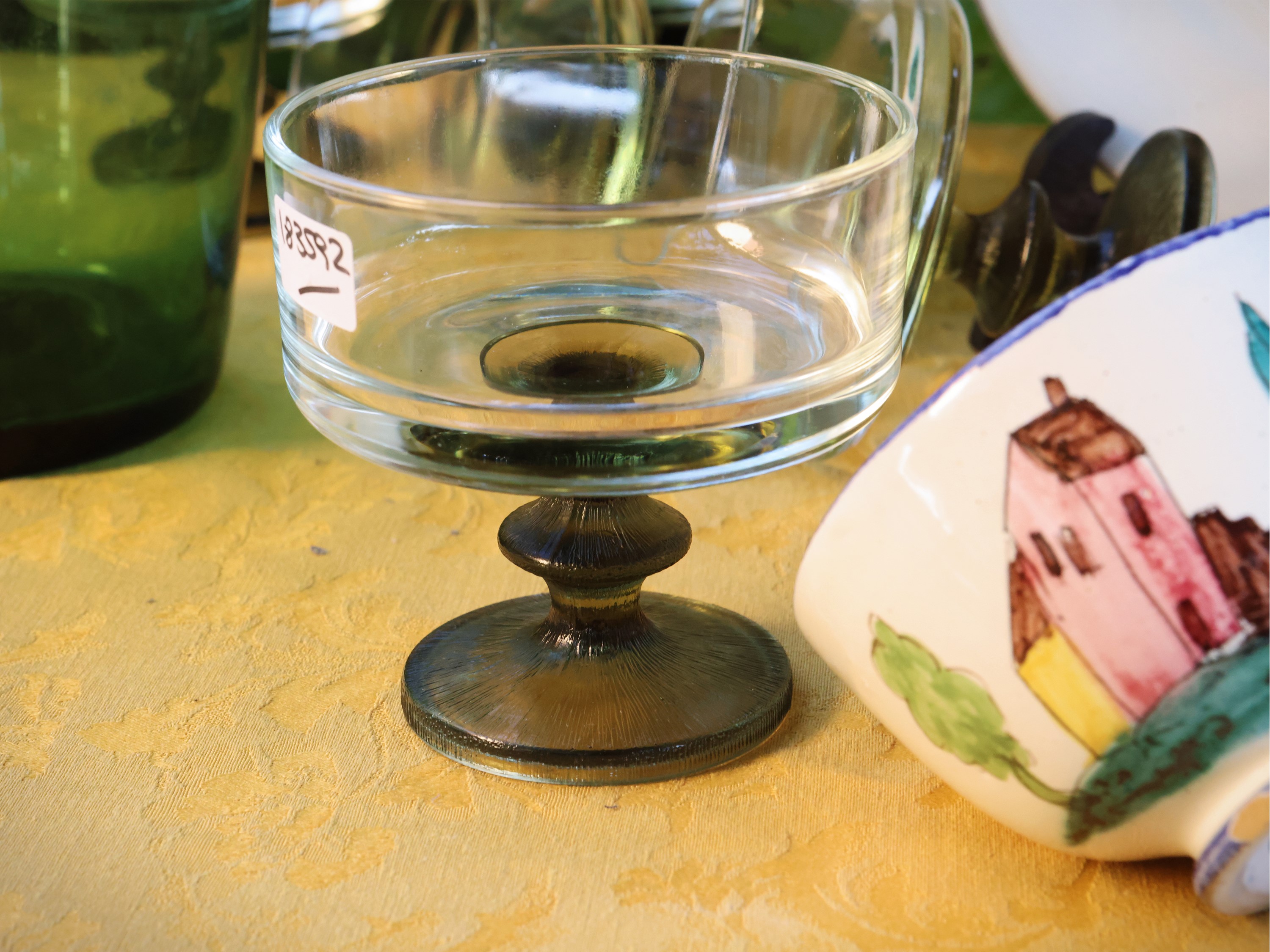 Set da tavola, biancheria in bisso di lino ricamata e servizi da frutta e da tè