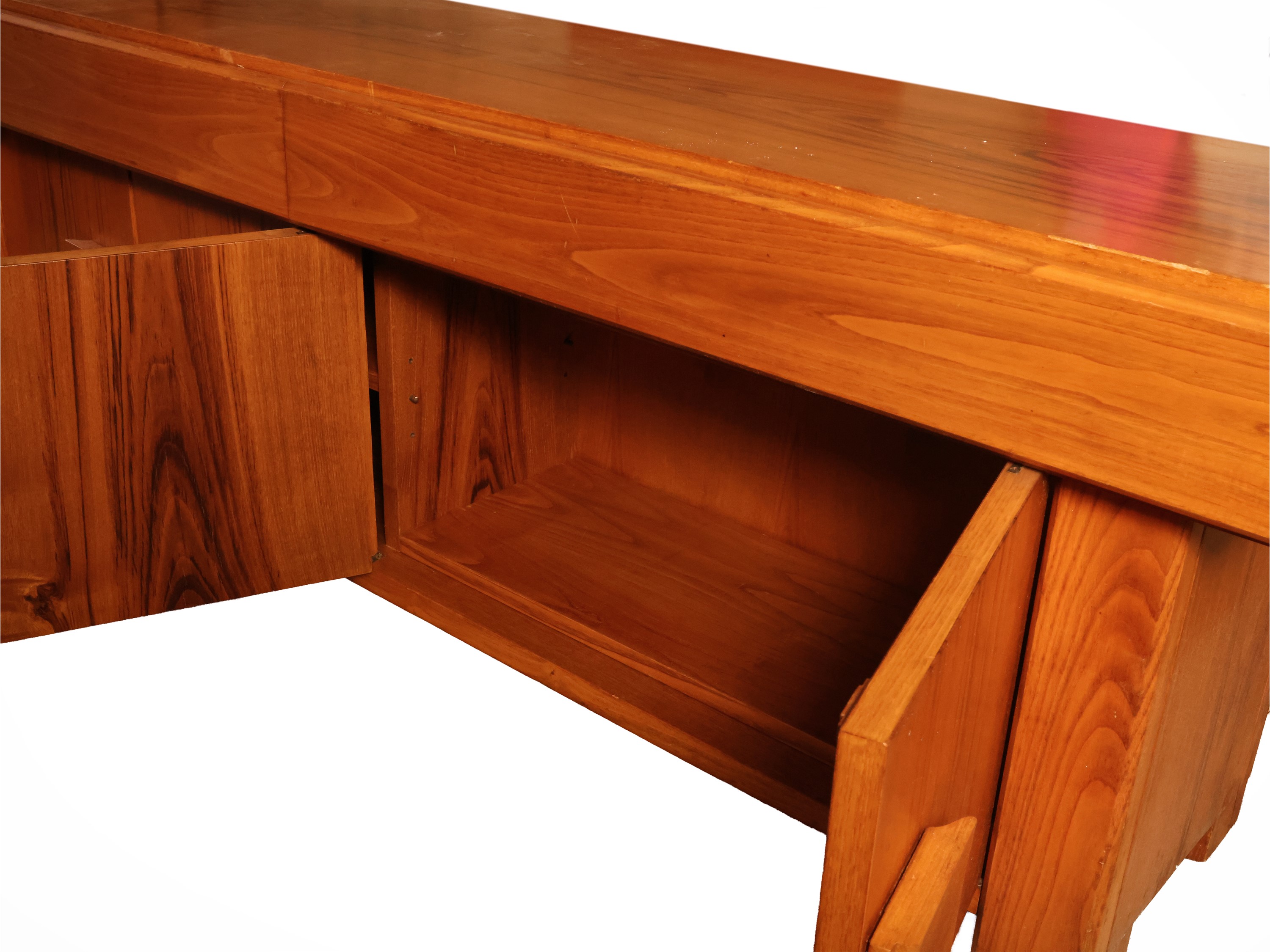 Giovanni Michelucci (stile, serie Torbecchia), Credenza di gusto moderno