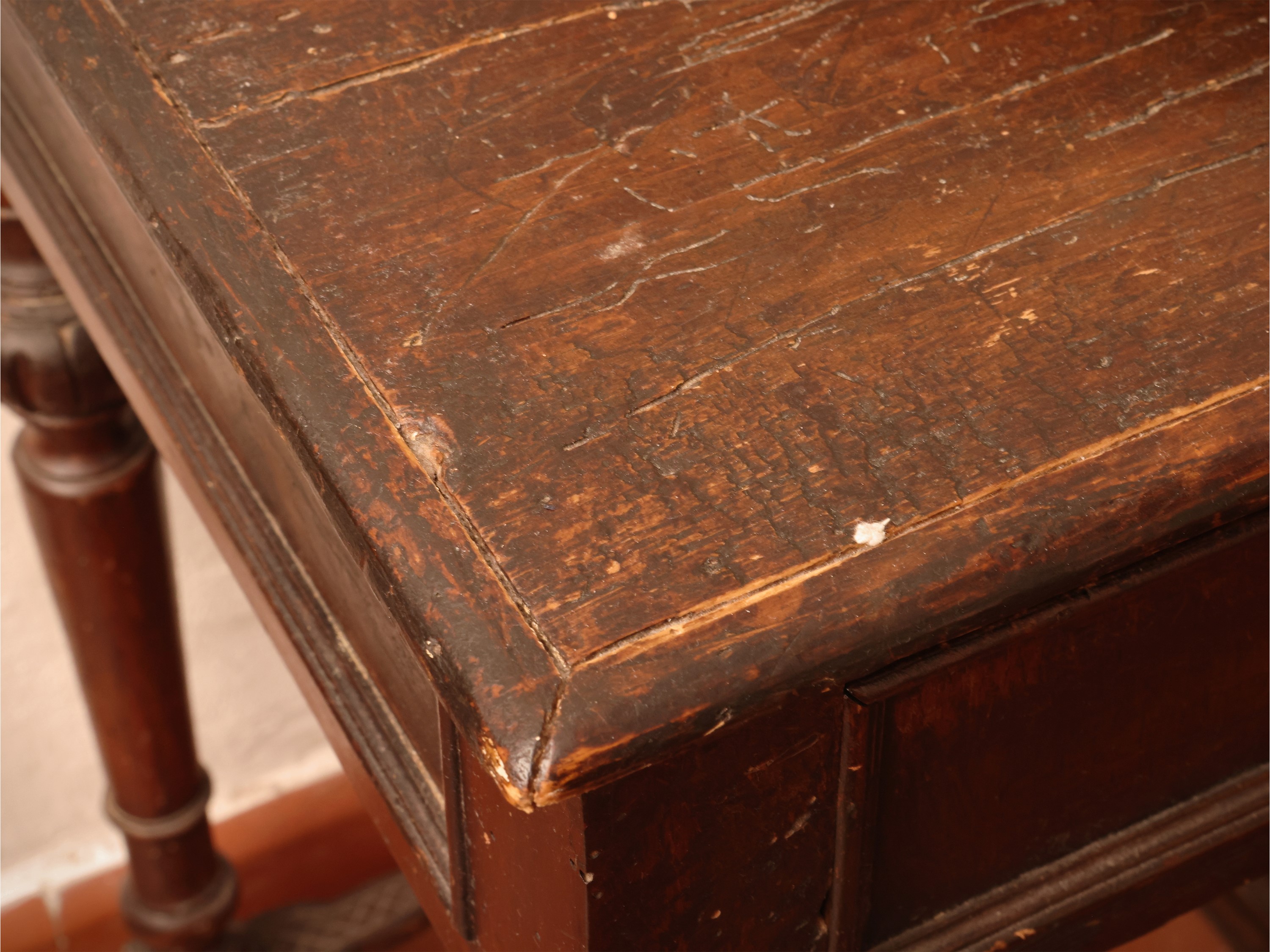Piccolo scrittoio in legno tenero, con cinque cassettini e sostegni torniti