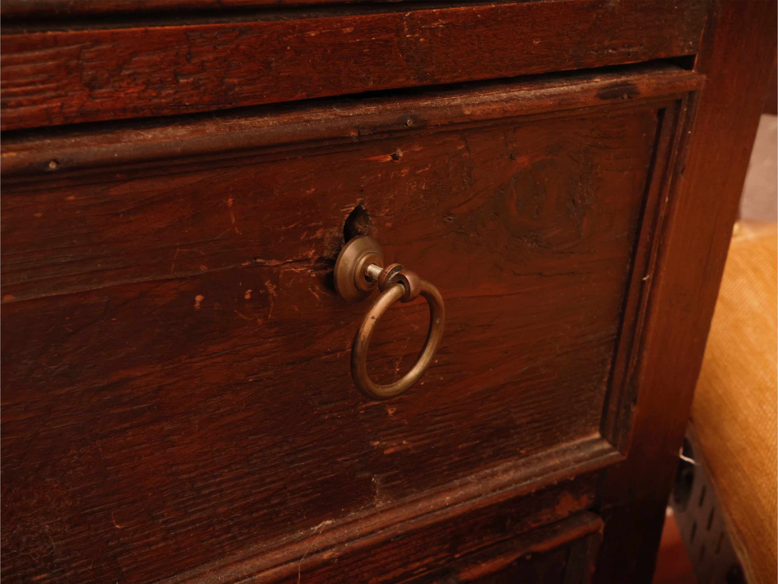 Piccolo scrittoio in legno tenero, con cinque cassettini e sostegni torniti