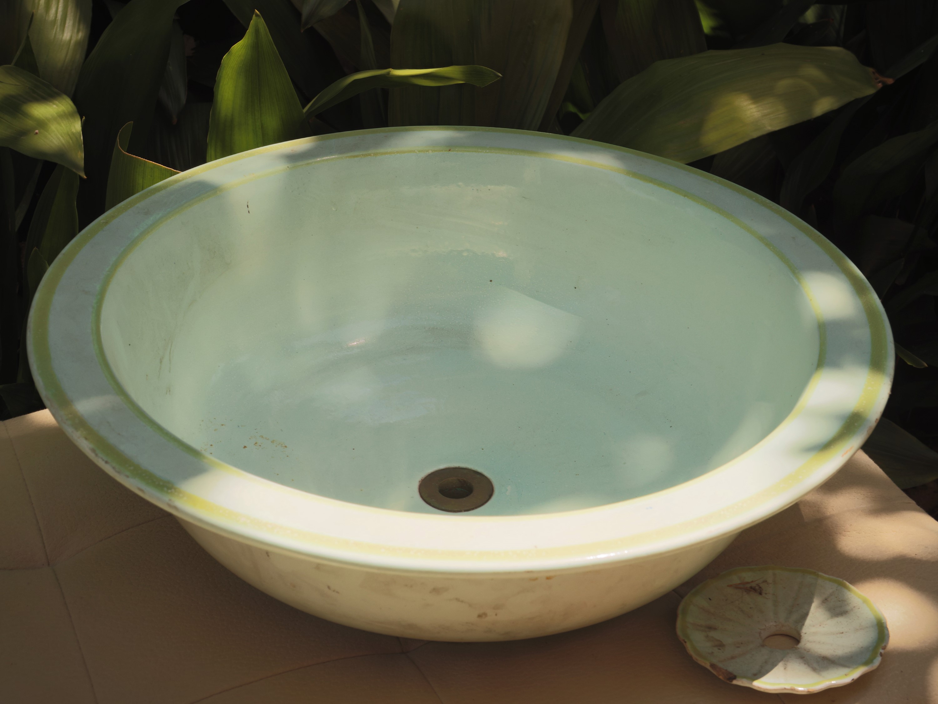 Grande lavabo in maiolica, toni verde menta