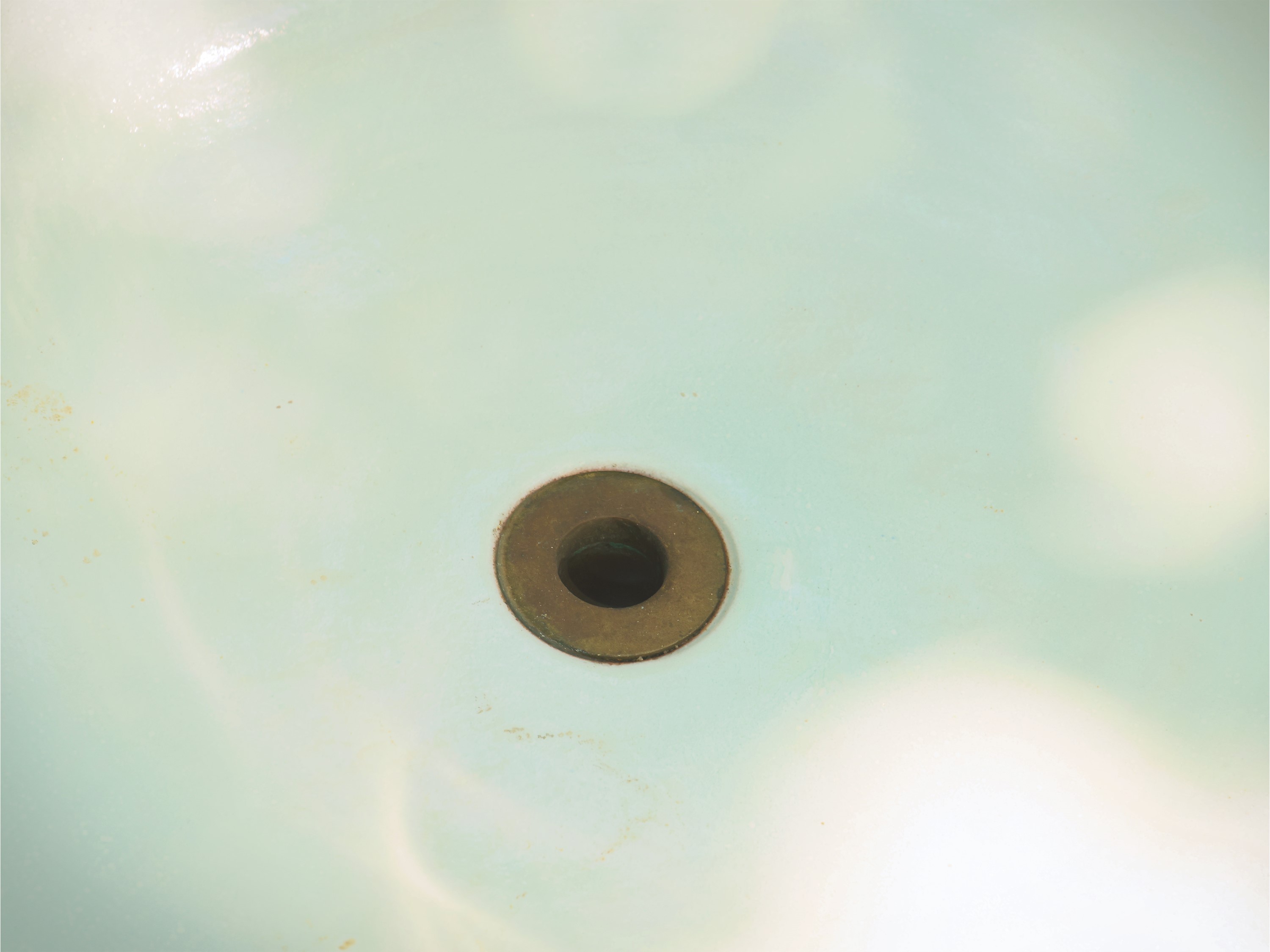 Grande lavabo in maiolica, toni verde menta