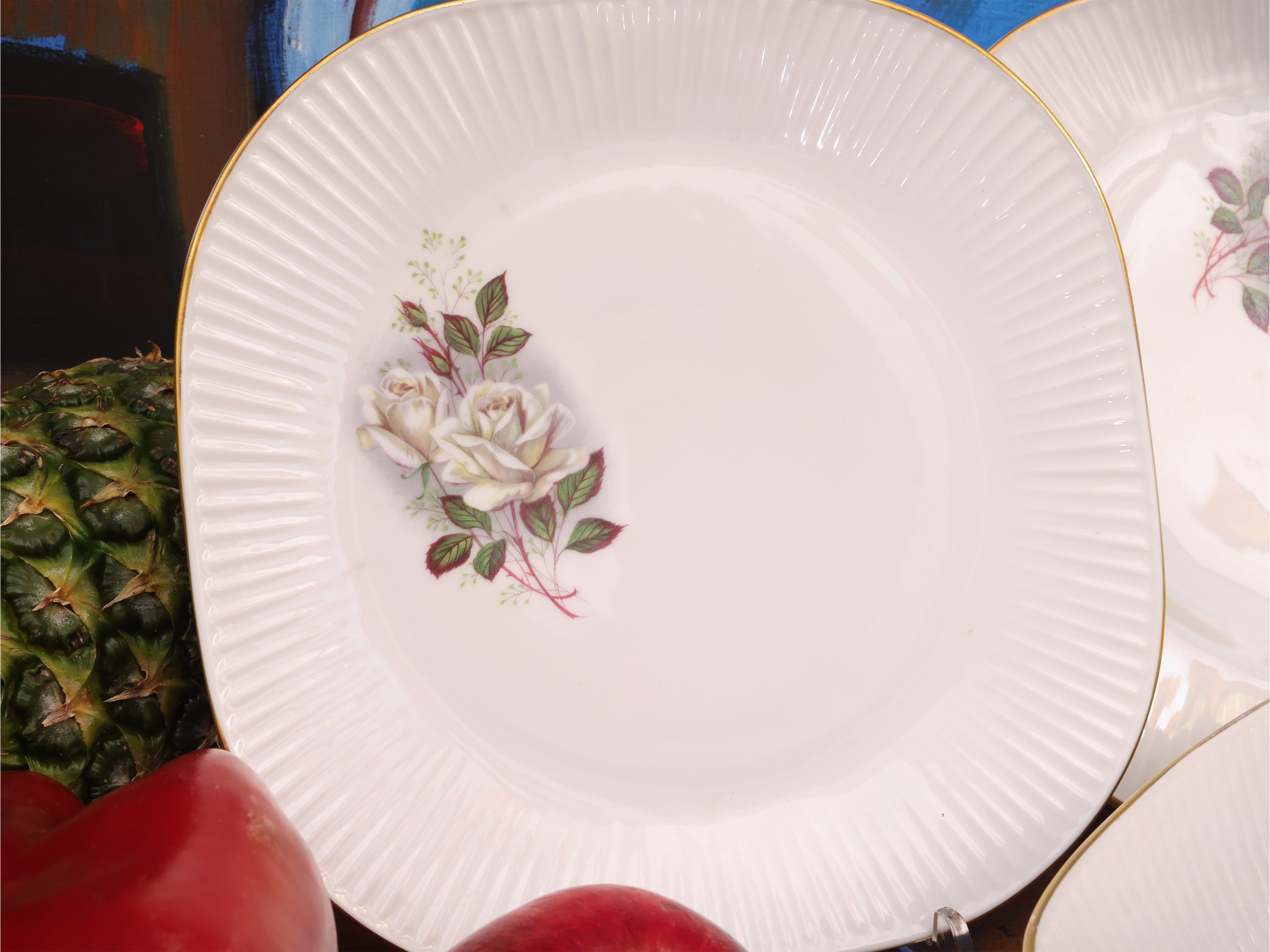 Bavaria, Servizio di piatti in porcellana con decorazione a rose bianche e bordo oro