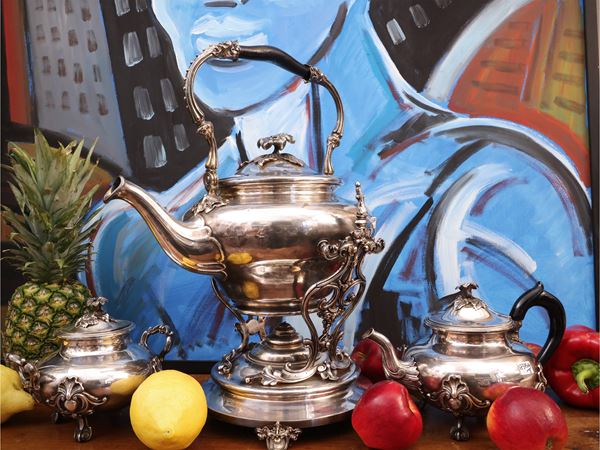 Large samovar in silver metal
