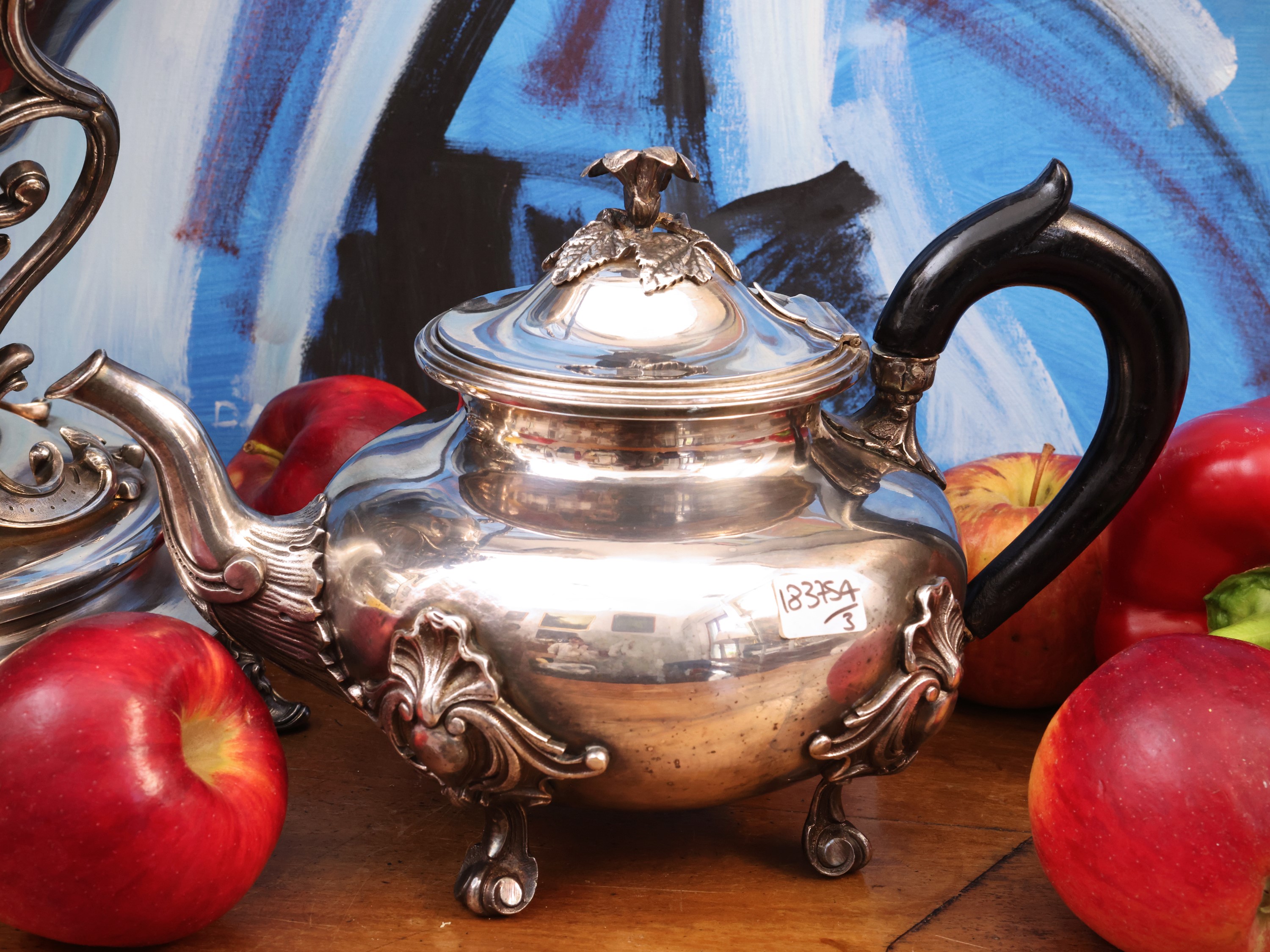 Samovar grande in metallo argentato, sbalzato a volute e prese modellate a foggia di fiore