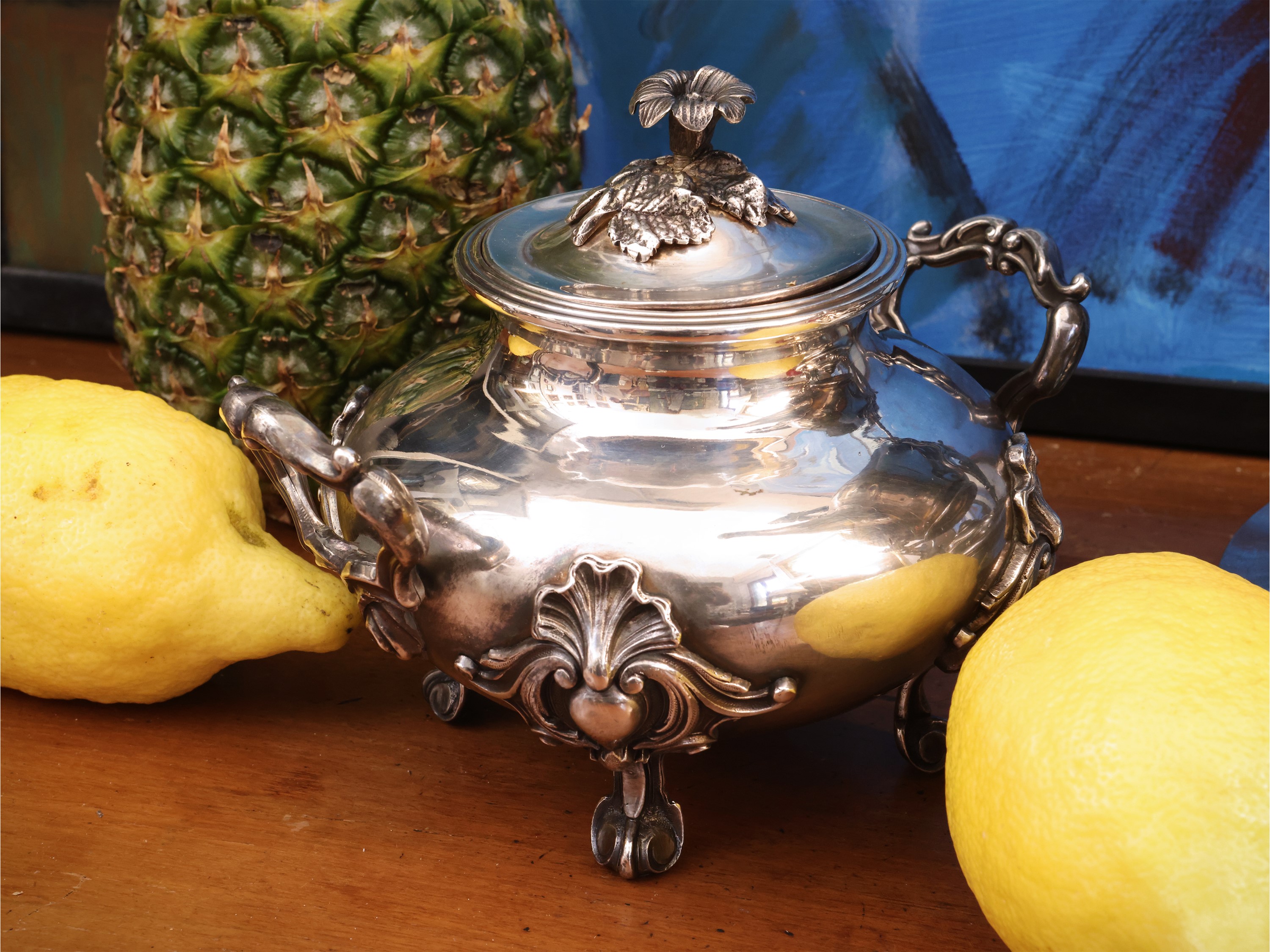 Samovar grande in metallo argentato, sbalzato a volute e prese modellate a foggia di fiore