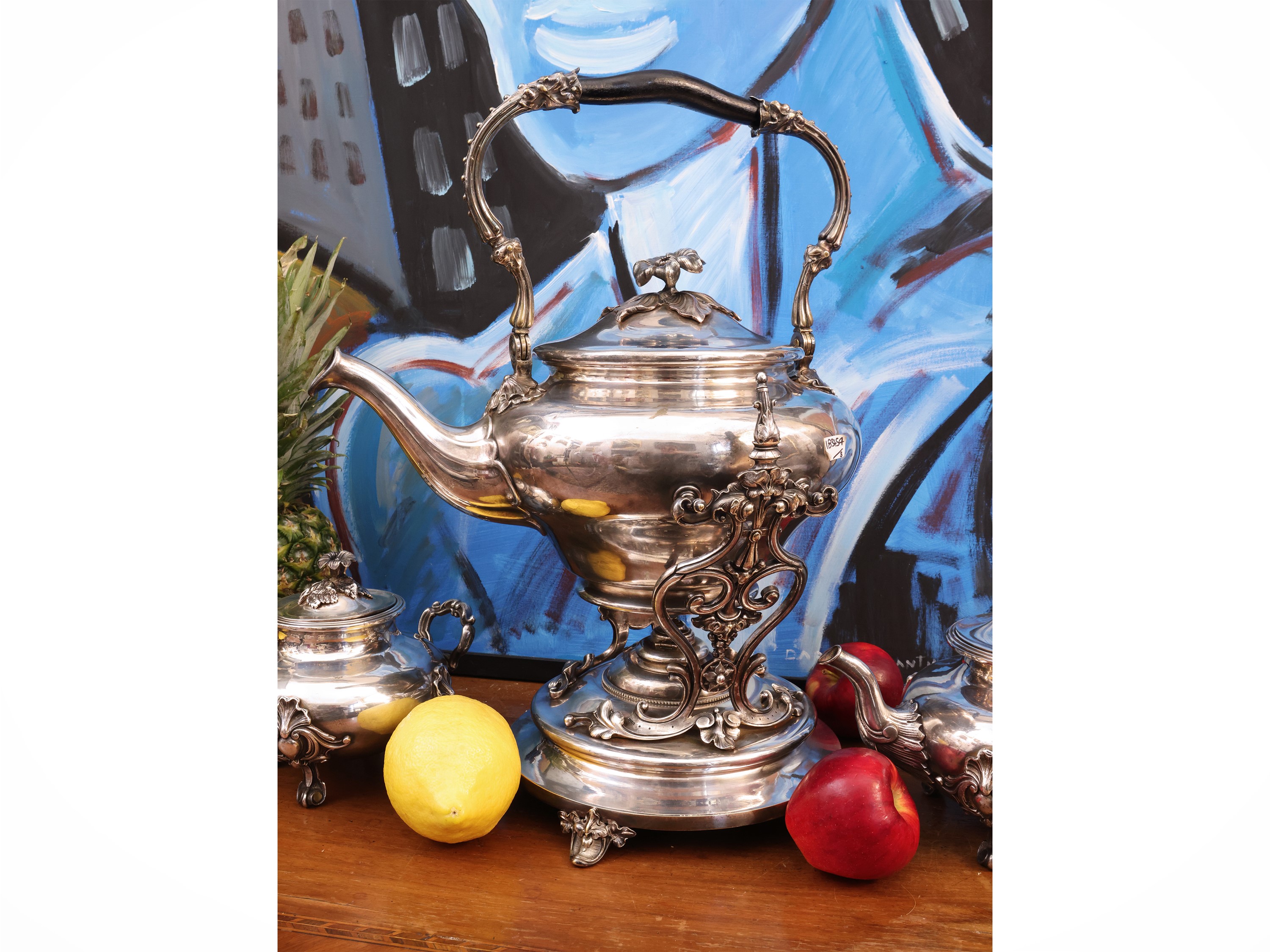 Samovar grande in metallo argentato, sbalzato a volute e prese modellate a foggia di fiore