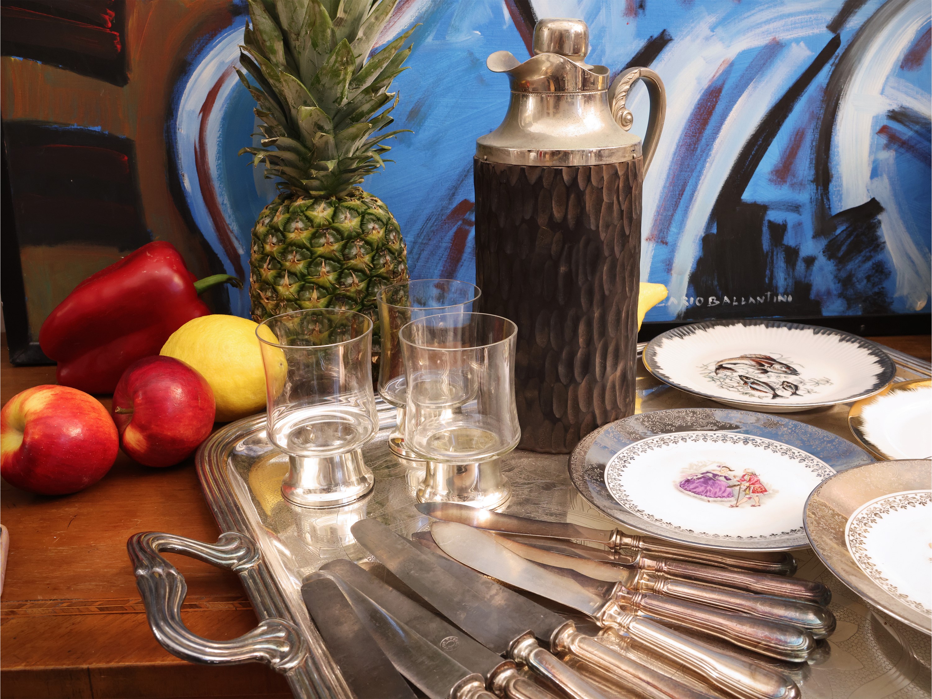 Set per servire aperitivi, vassoio a guantiera cesellato e accessori in metallo dorato