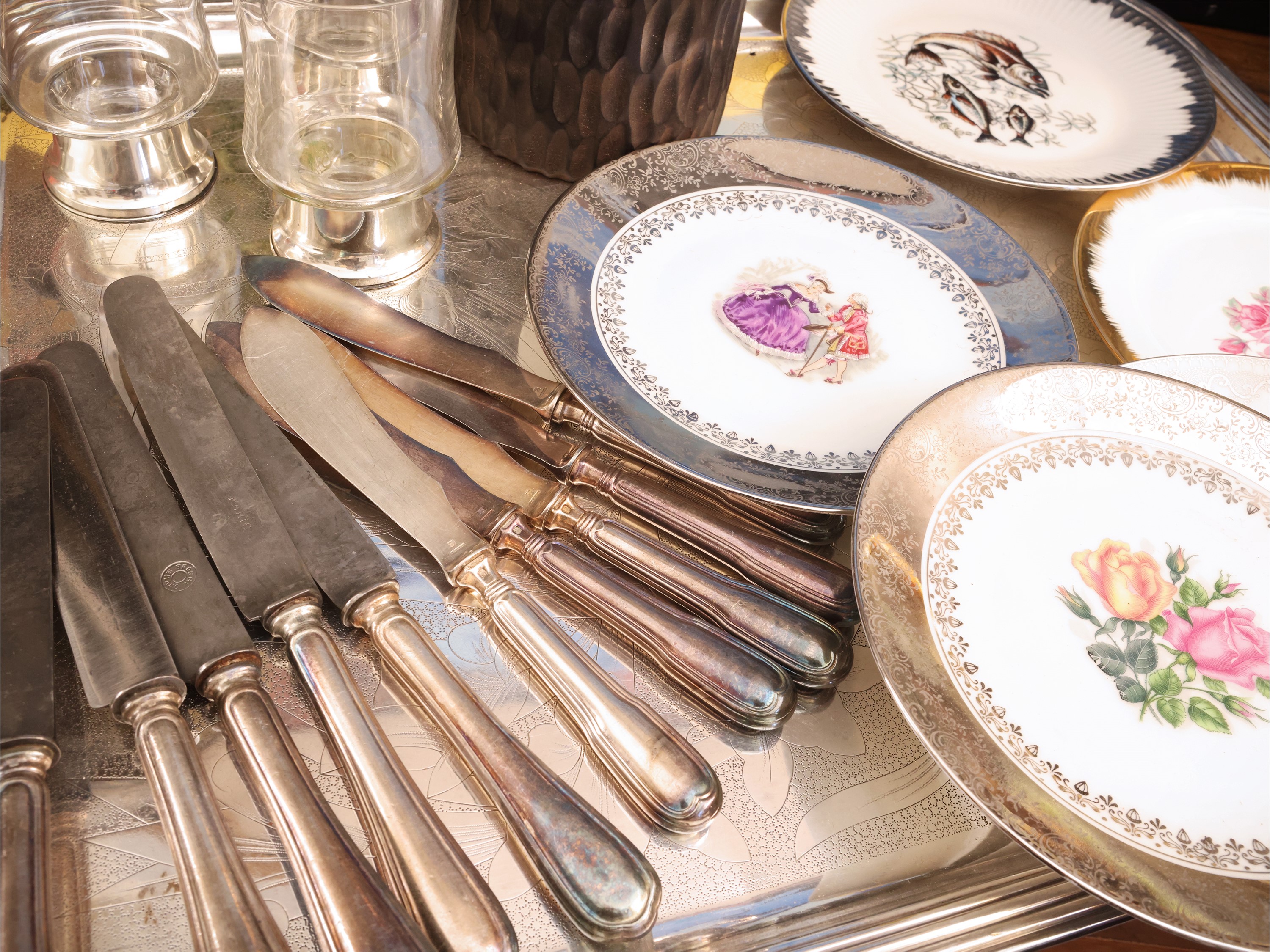 Set per servire aperitivi, vassoio a guantiera cesellato e accessori in metallo dorato