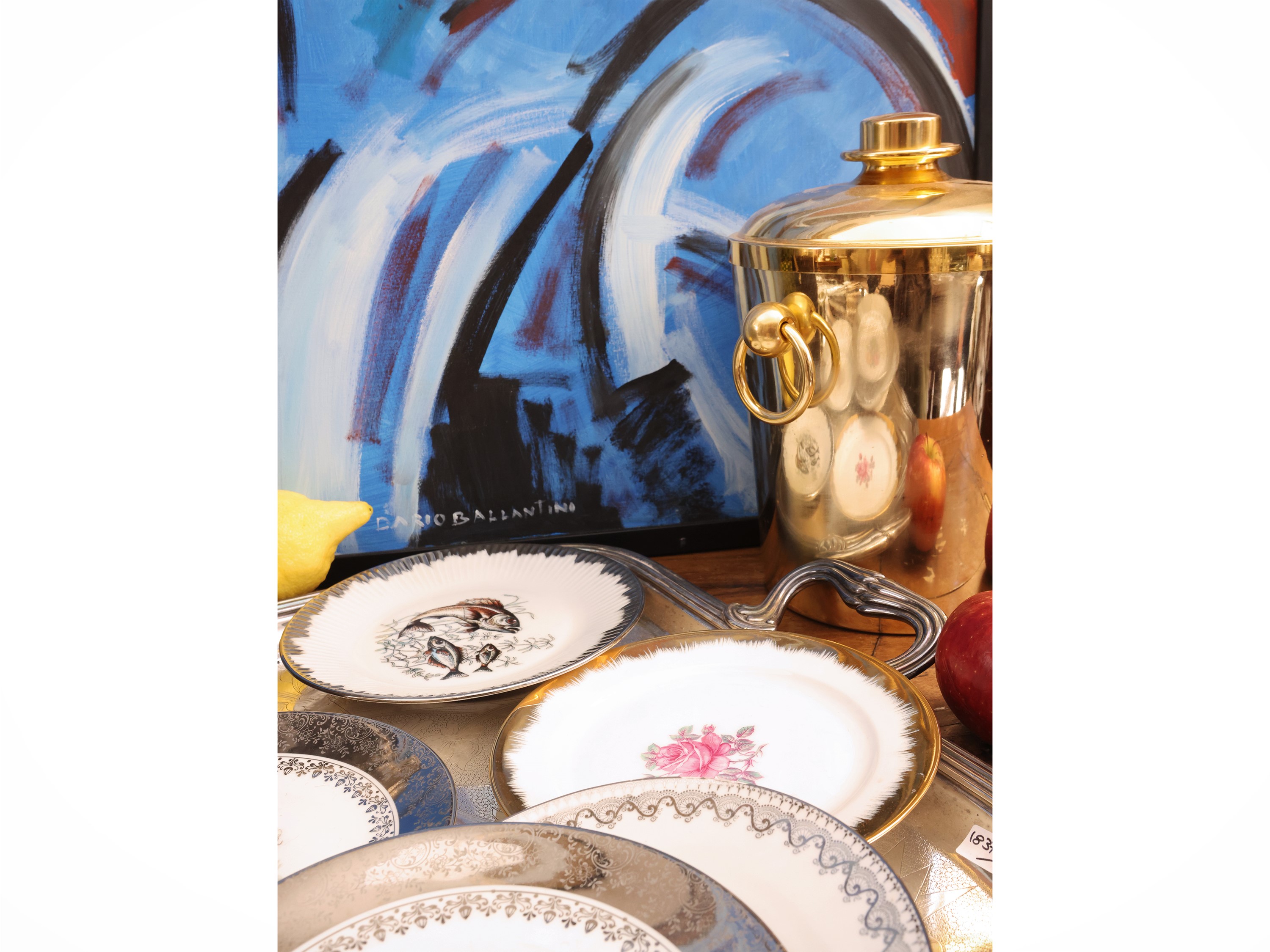 Set per servire aperitivi, vassoio a guantiera cesellato e accessori in metallo dorato