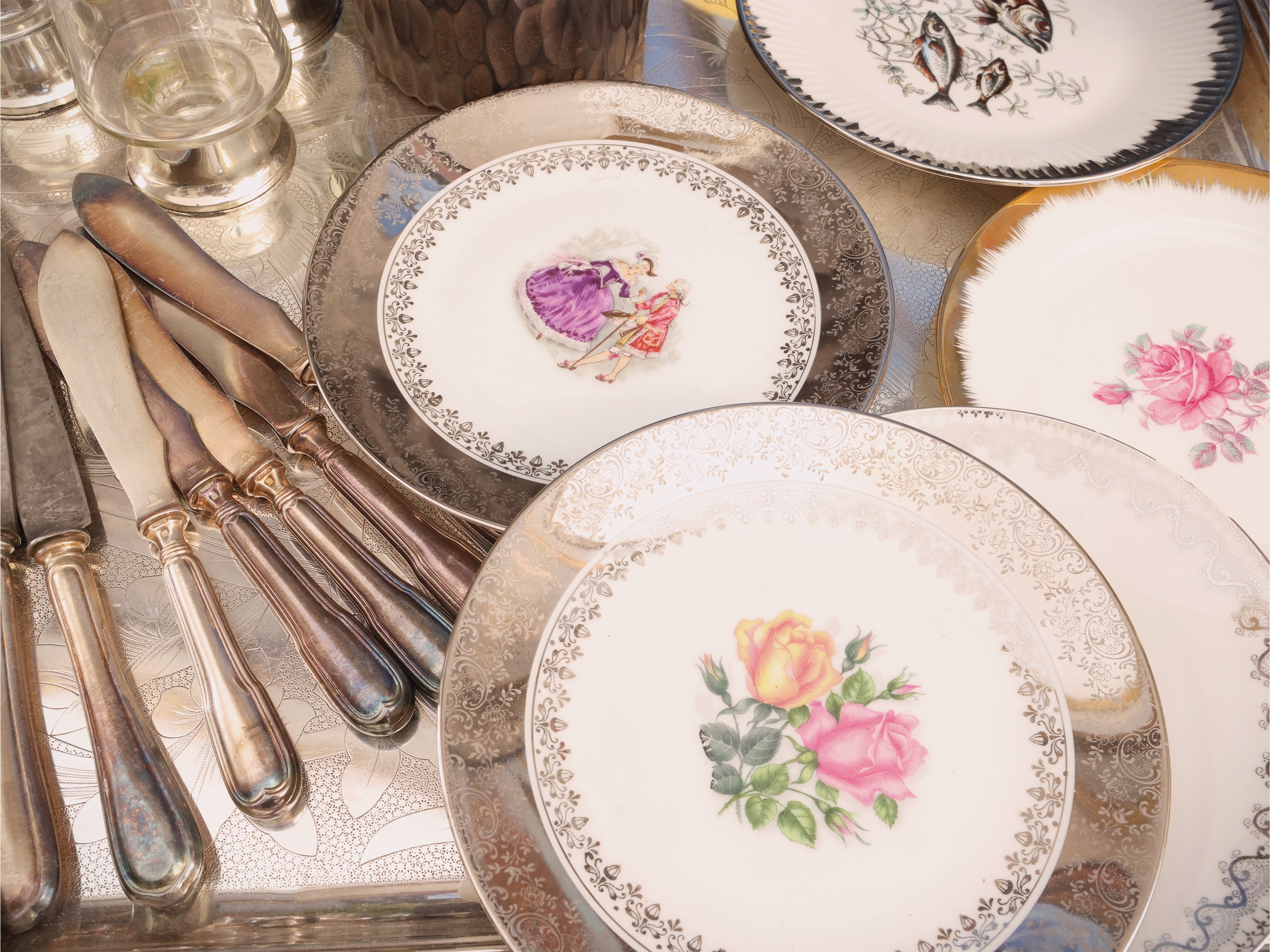 Set per servire aperitivi, vassoio a guantiera cesellato e accessori in metallo dorato