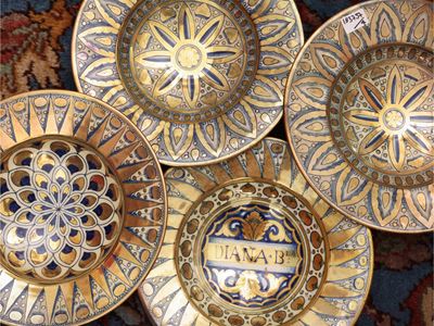 Cantagalli, Quattro piatti in terracotta smaltata a lustro con decorazione blu cobalto e oro