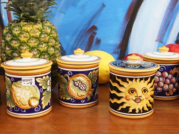 Serie di otto barattoli portaspezie in ceramica smaltata, Deruta