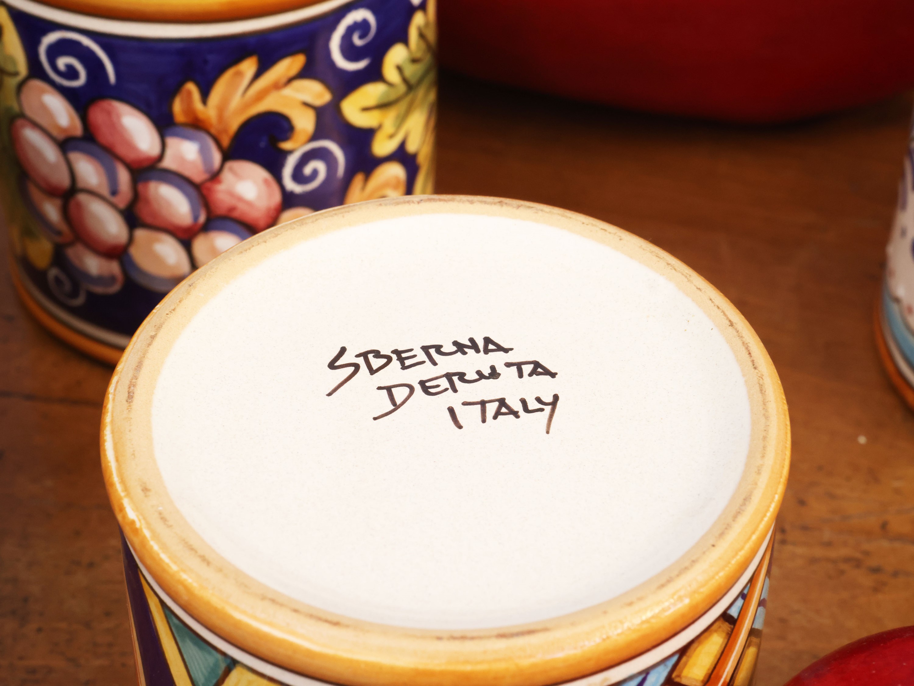 Serie di otto barattoli portaspezie, ceramica smaltata dipinta in policromia (Deruta), XX secolo