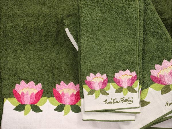 Due set di asciugamani in spugna verde, Emilia Bellini  - Asta Stile fiorentino. Una raccolta privata - Maison Bibelot - Casa d'Aste Firenze - Milano