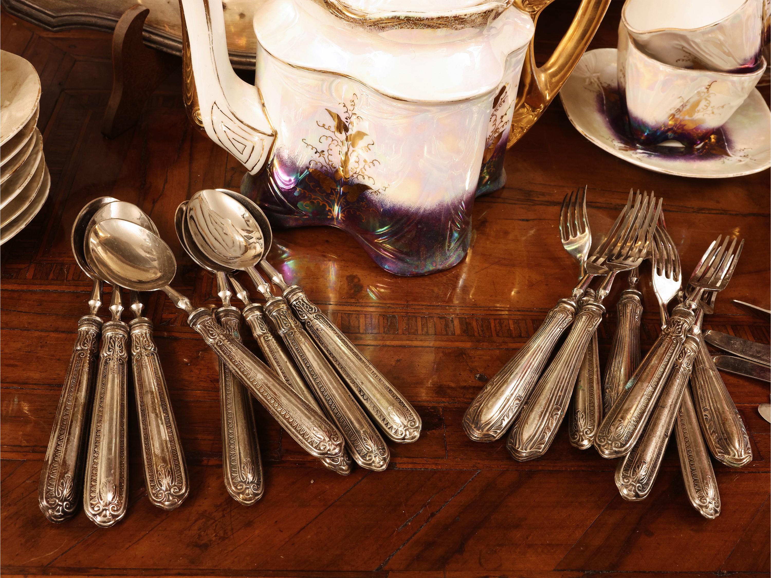 Accessori da brunch, servizio posate e set da tè con vassoio da portata