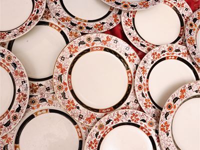 Inghilterra, Serie di quindici piatti decorativi in terraglia (fine XIX secolo)