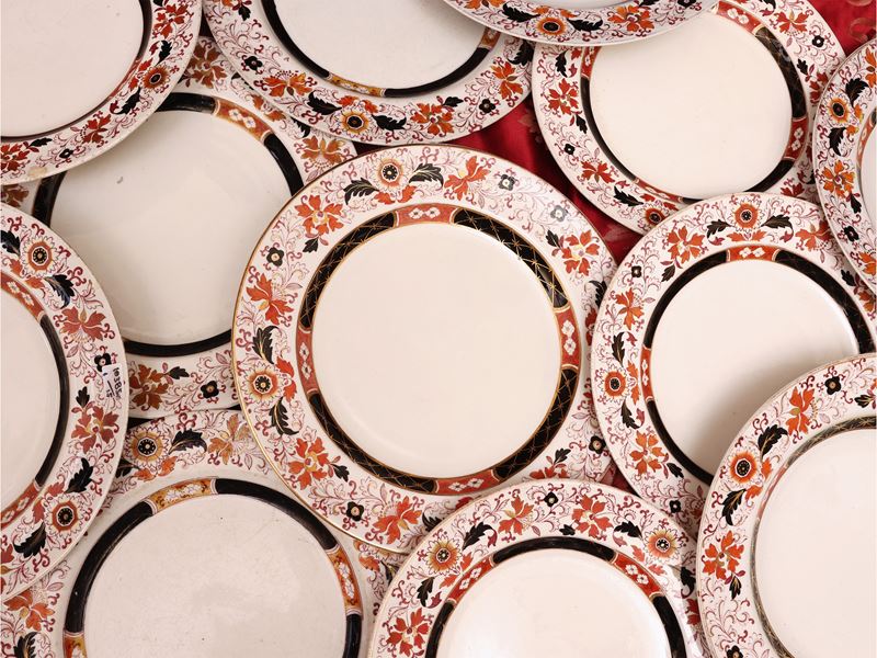 Inghilterra, Serie di quindici piatti decorativi in terraglia (fine XIX secolo)