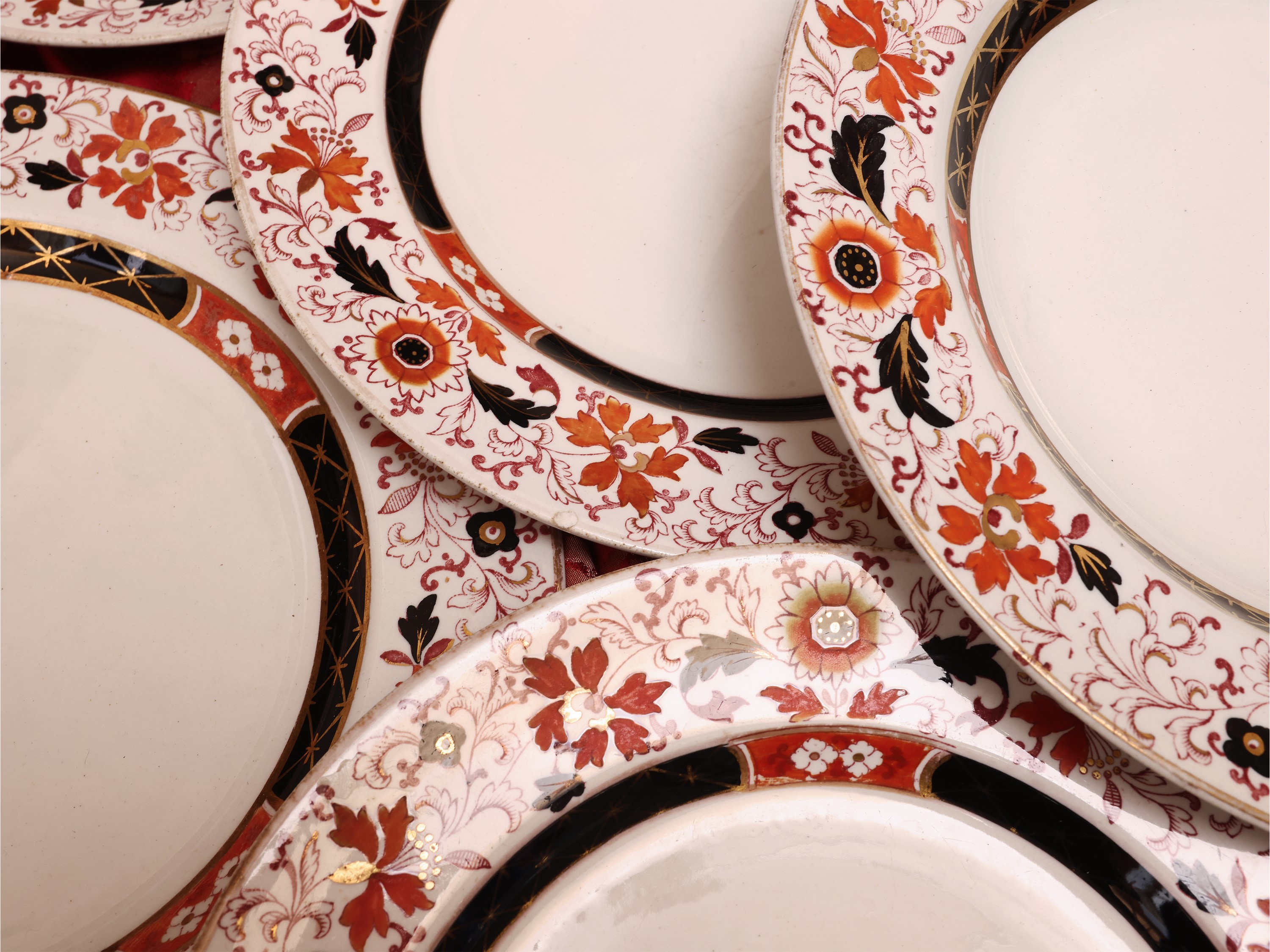 Inghilterra, Serie di quindici piatti decorativi in terraglia (fine XIX secolo)