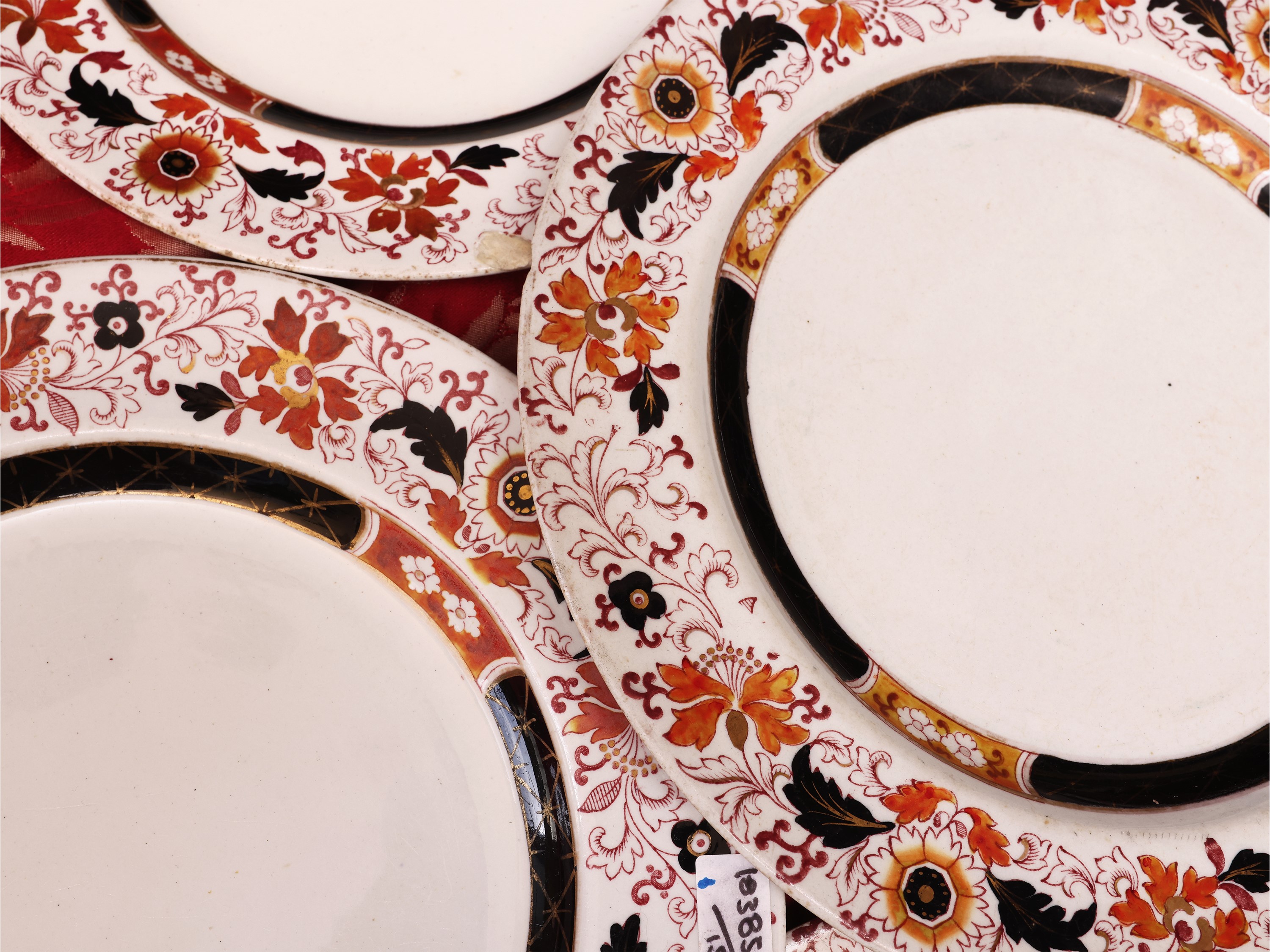 Inghilterra, Serie di quindici piatti decorativi in terraglia (fine XIX secolo)