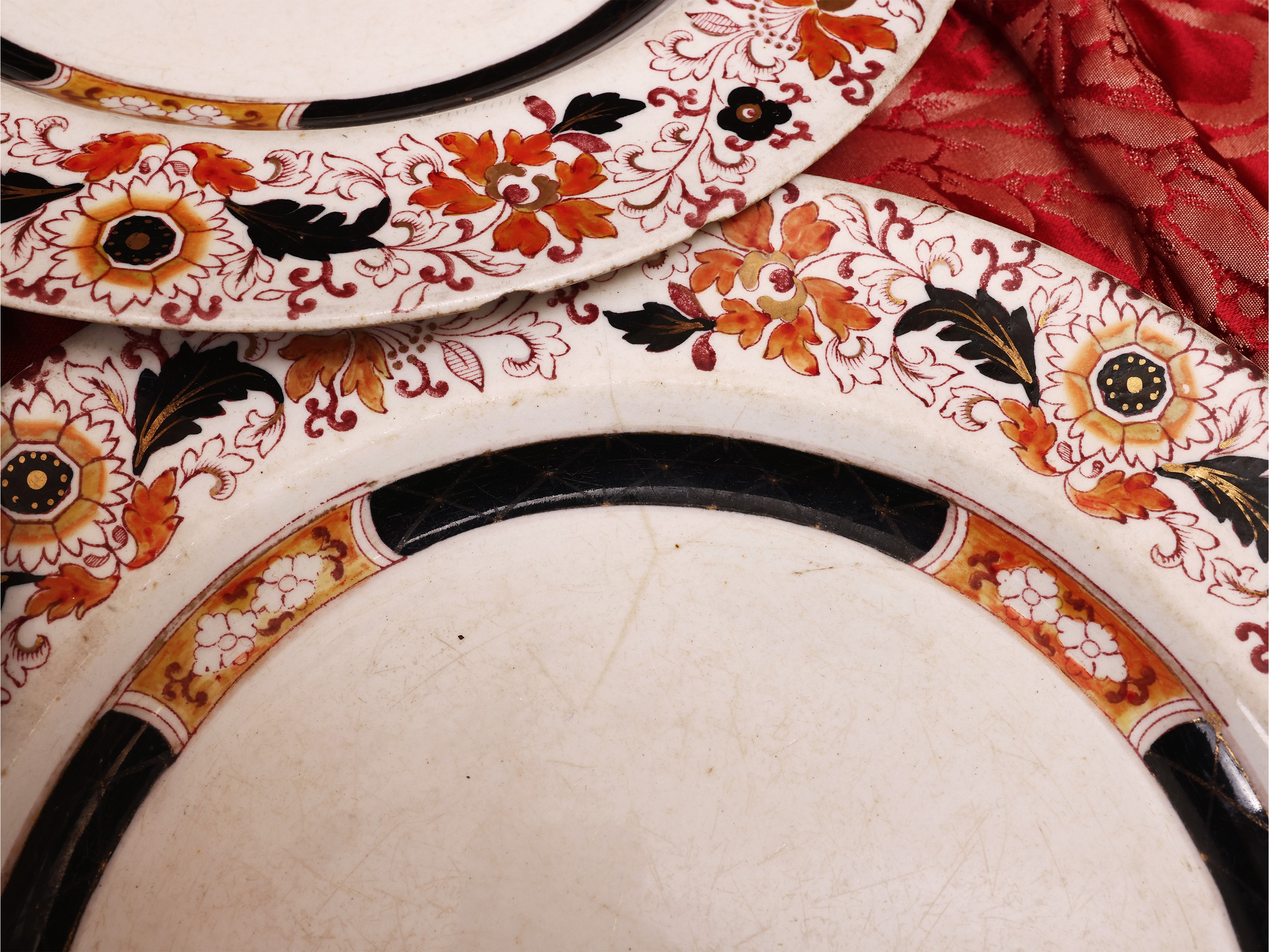 Inghilterra, Serie di quindici piatti decorativi in terraglia (fine XIX secolo)