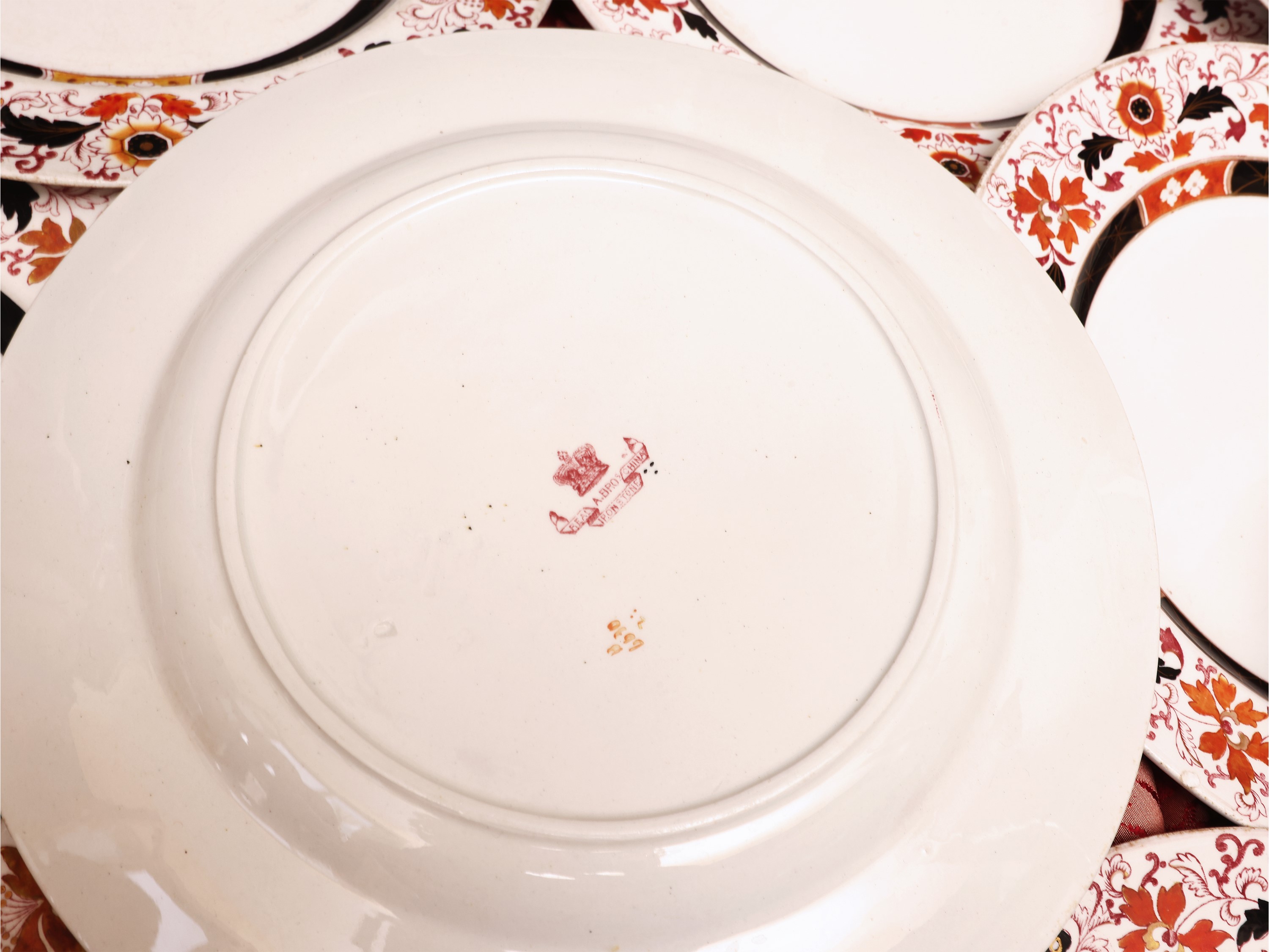 Inghilterra, Serie di quindici piatti decorativi in terraglia (fine XIX secolo)