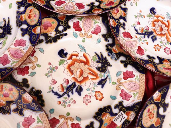Serie di undici piatti decorativi in terraglia