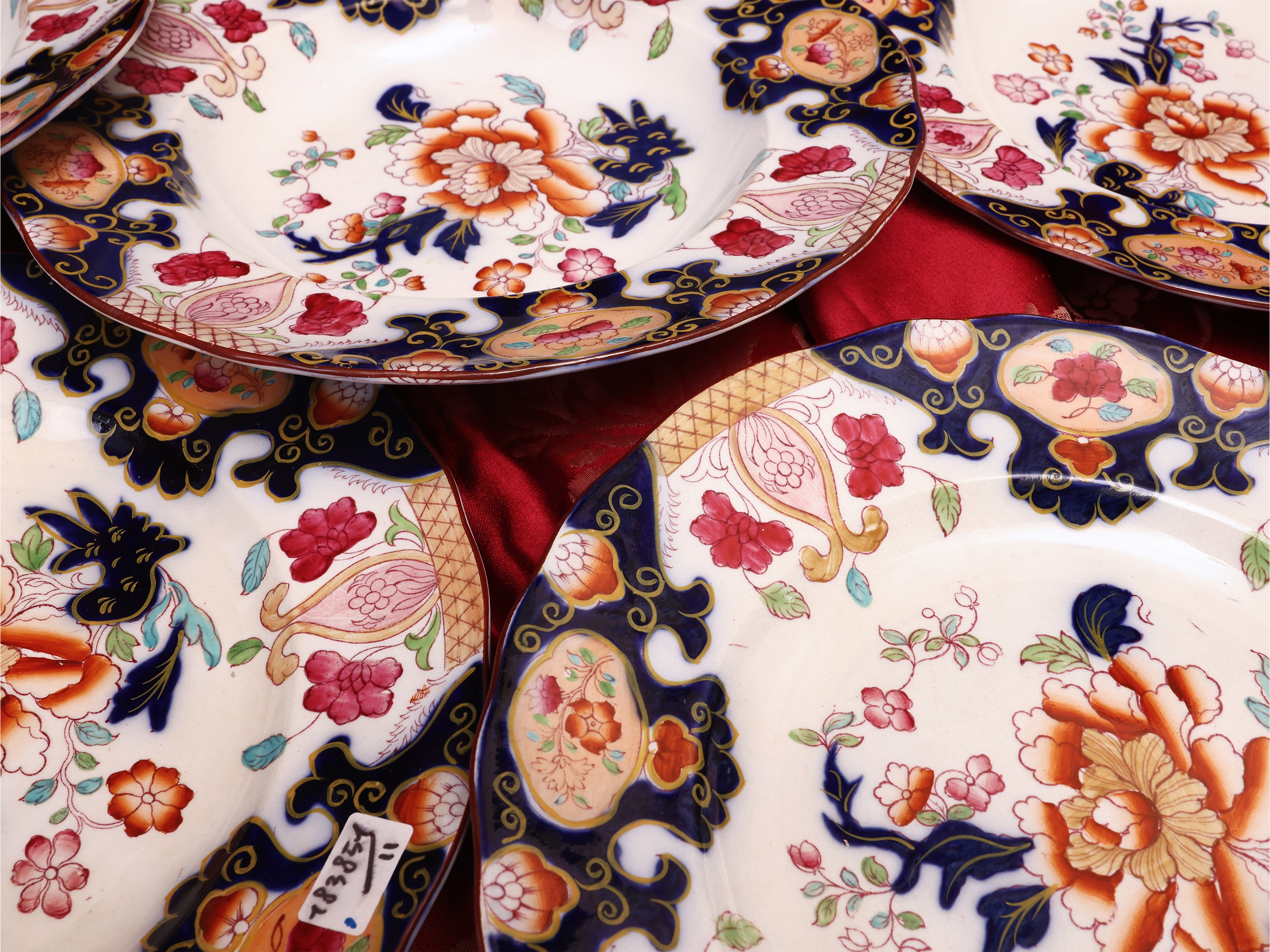 Inghilterra (fine XIX secolo), Serie di undici piatti decorativi in terraglia