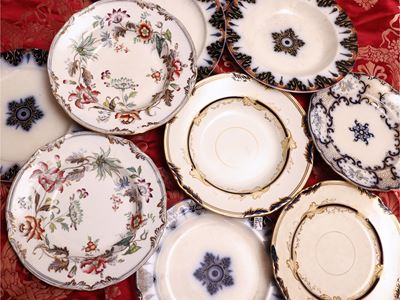 Assortimento di 10 piatti decorativi in terraglia inglese, fine XIX secolo