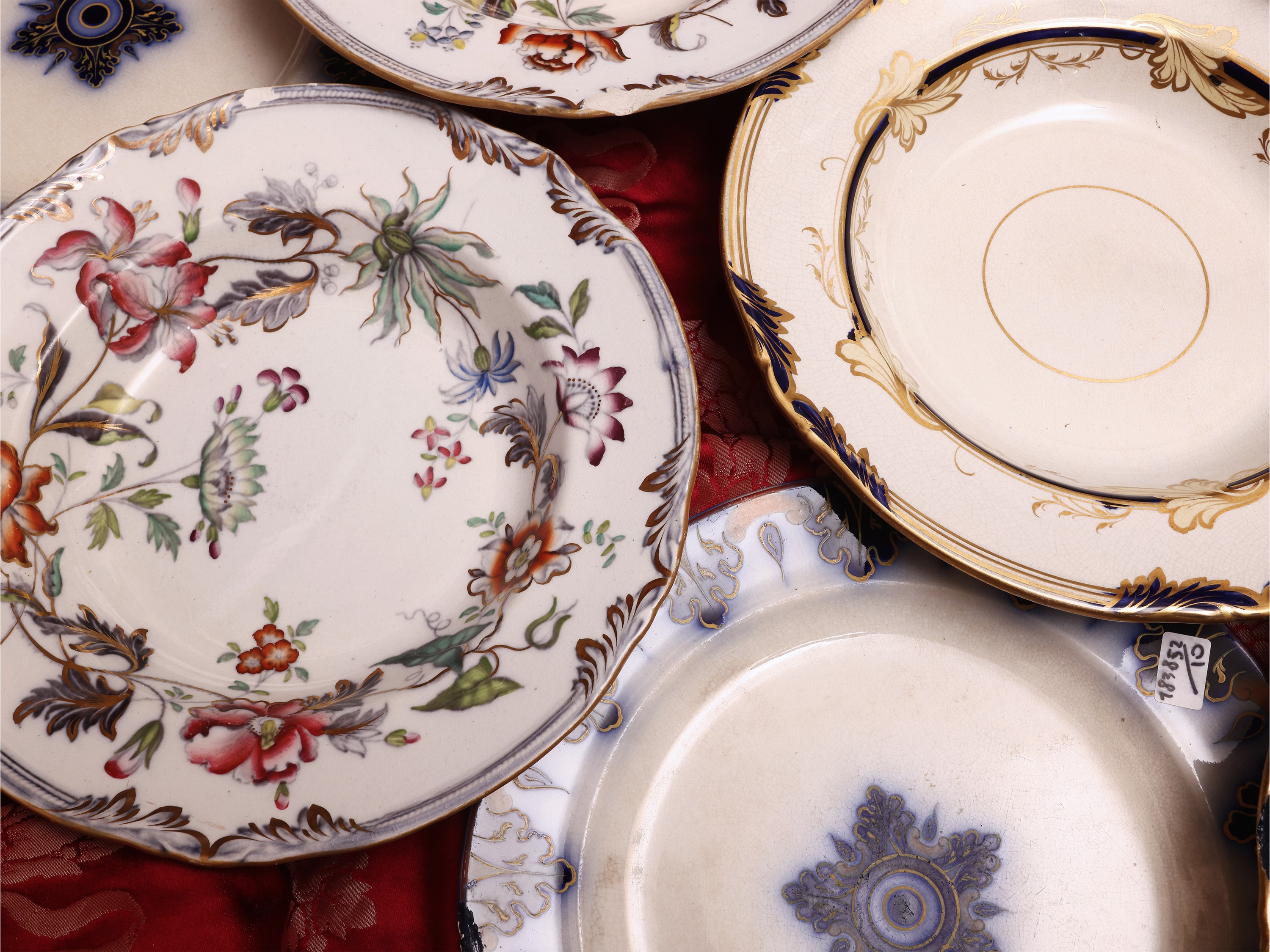 Assortimento di 10 piatti decorativi in terraglia inglese, fine XIX secolo