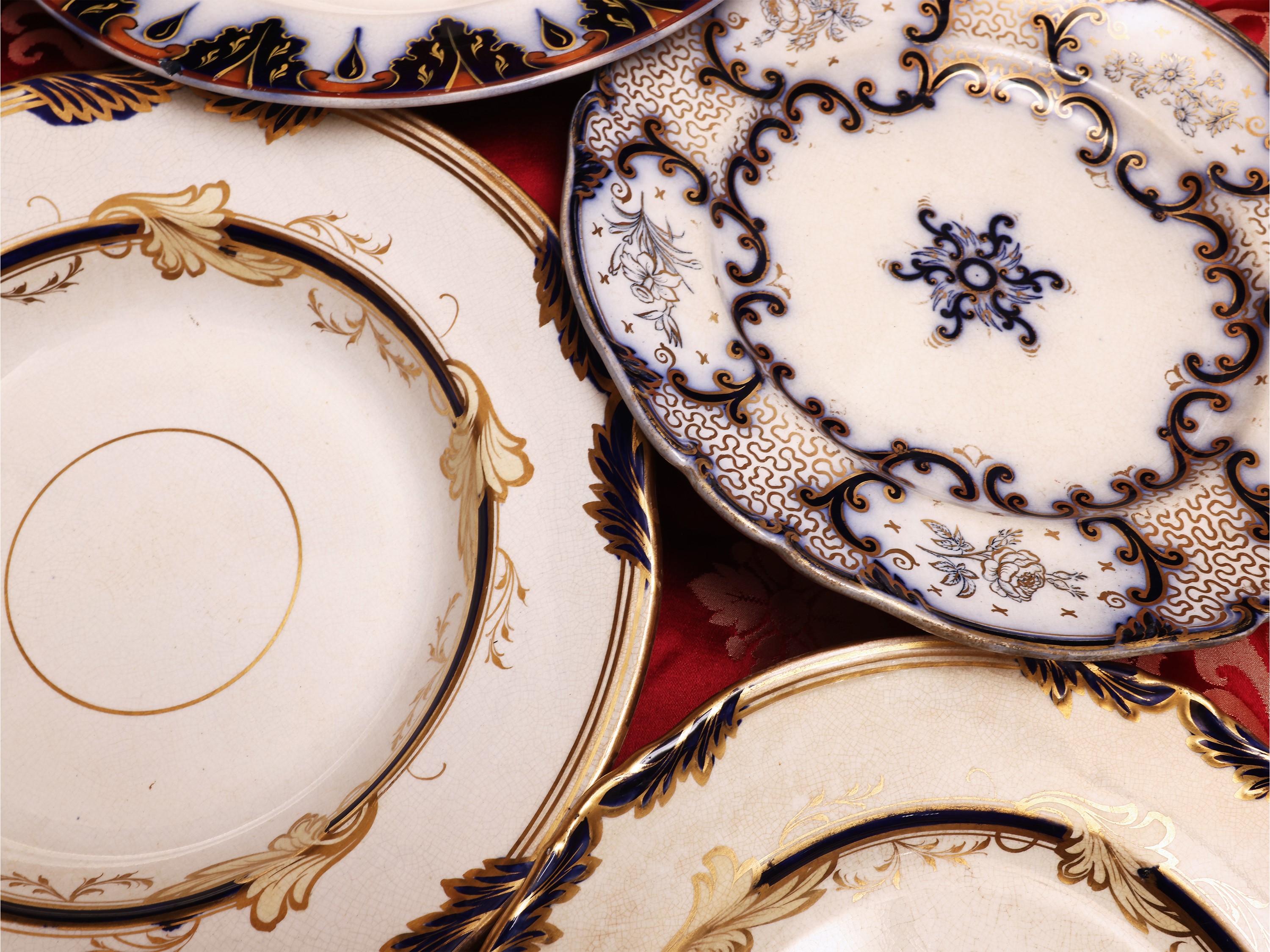 Assortimento di 10 piatti decorativi in terraglia inglese, fine XIX secolo