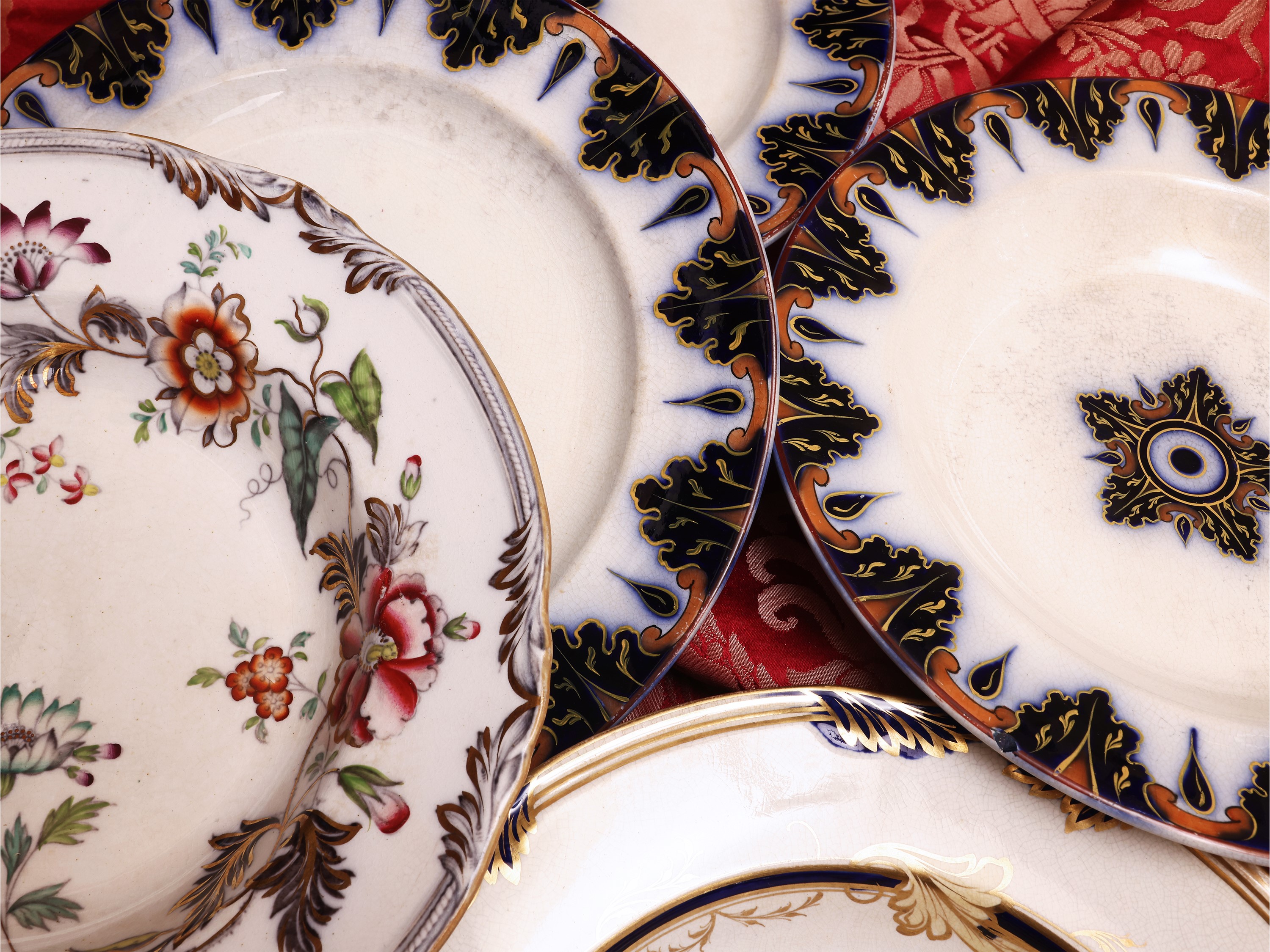 Assortimento di 10 piatti decorativi in terraglia inglese, fine XIX secolo