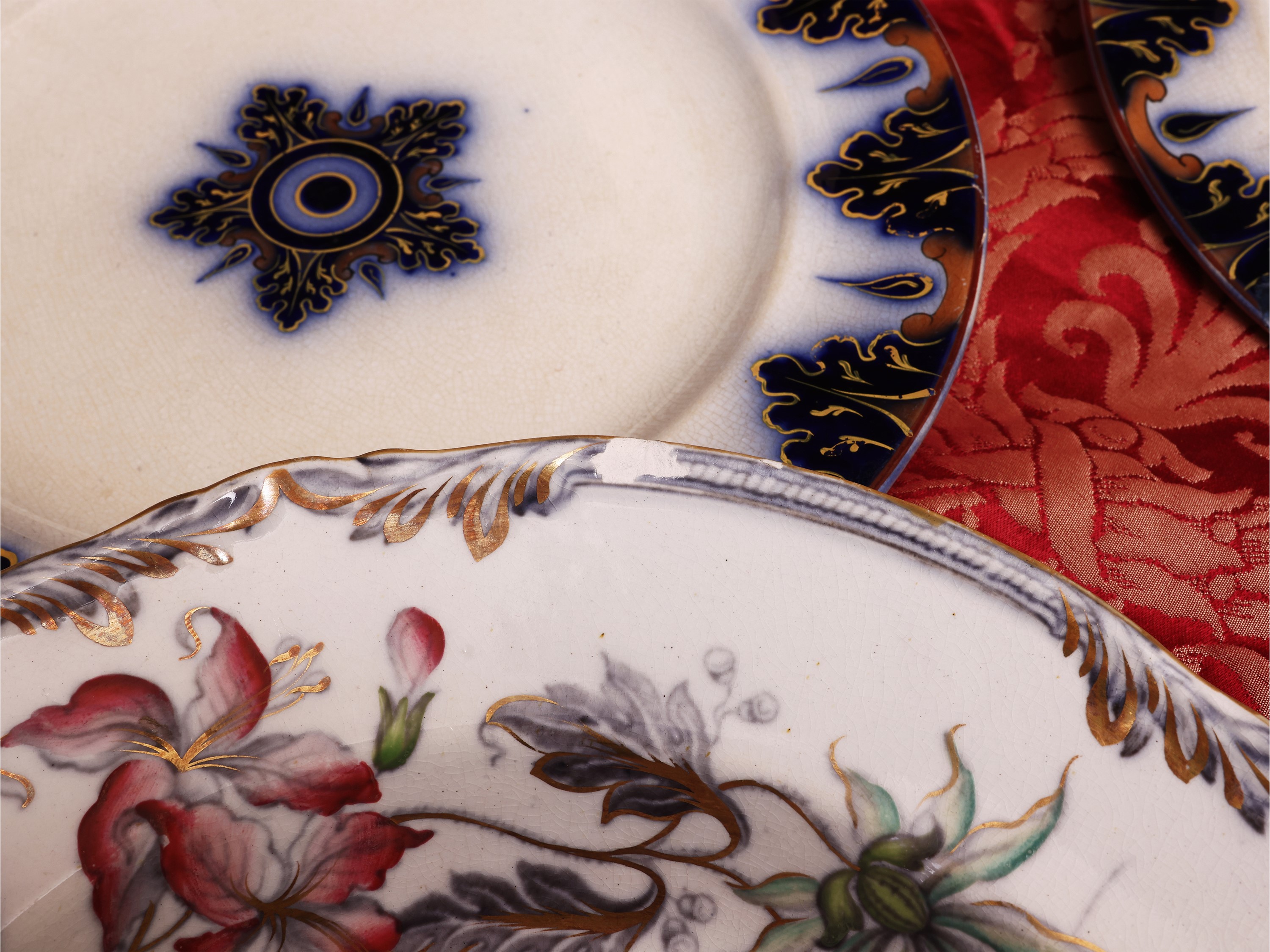 Assortimento di 10 piatti decorativi in terraglia inglese, fine XIX secolo