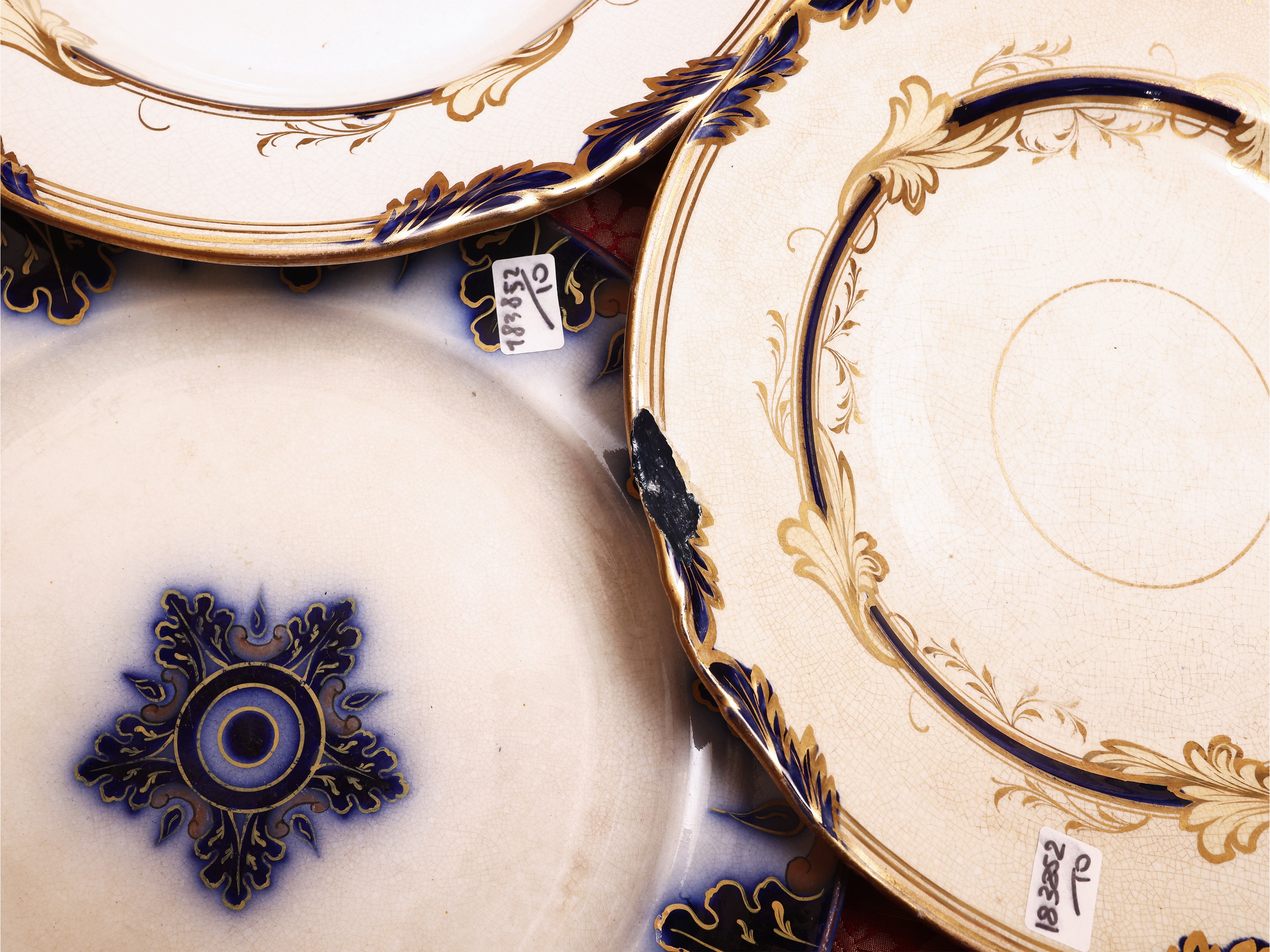 Assortimento di 10 piatti decorativi in terraglia inglese, fine XIX secolo